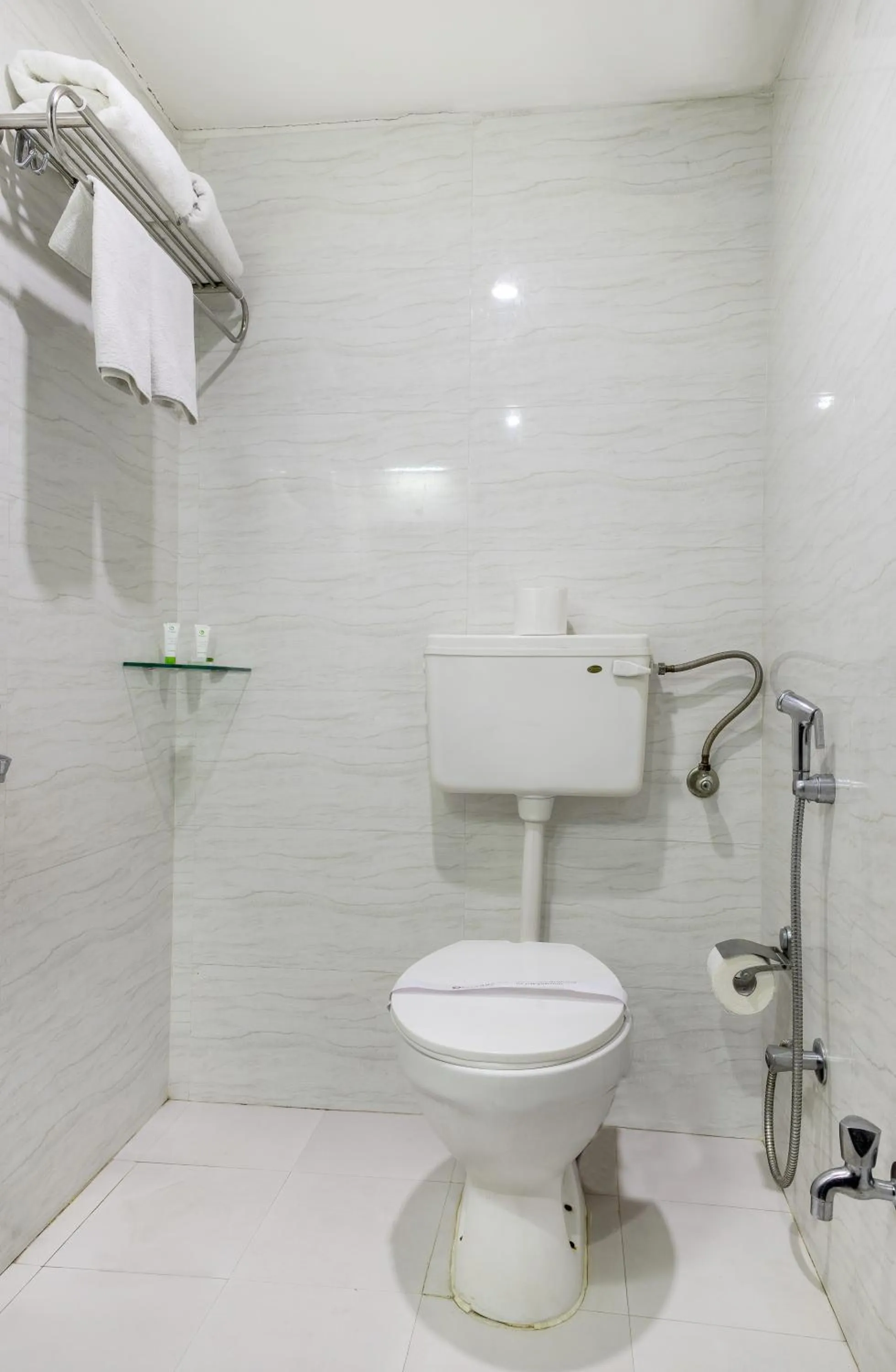 Bathroom in Hotel Raya Inn