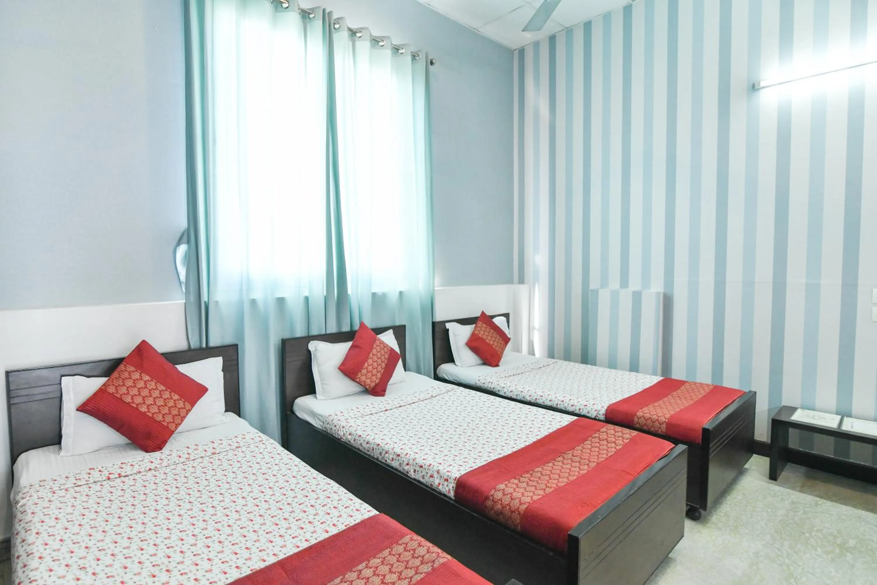 Bed in Hotel Raya Inn