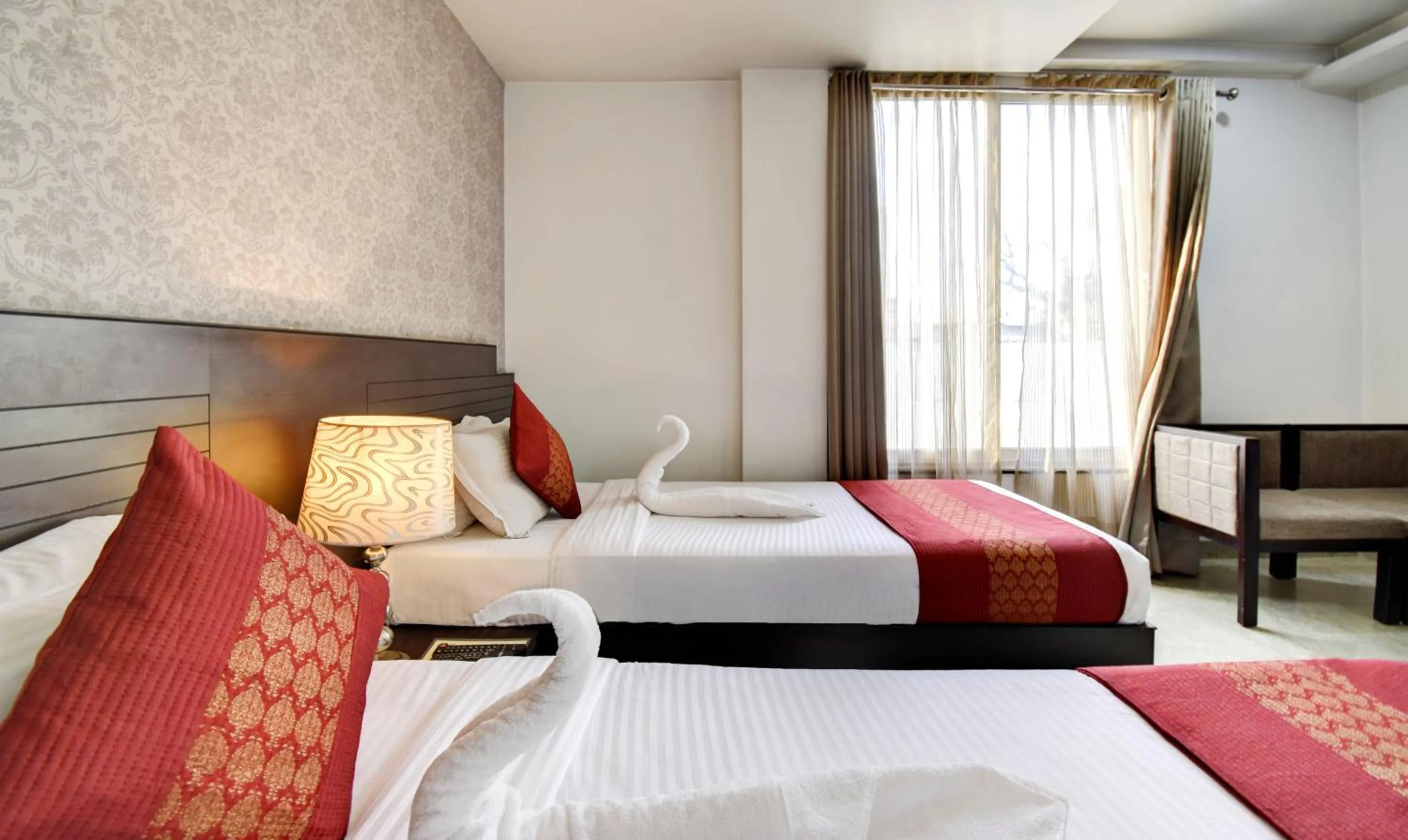 Bed in Hotel Raya Inn