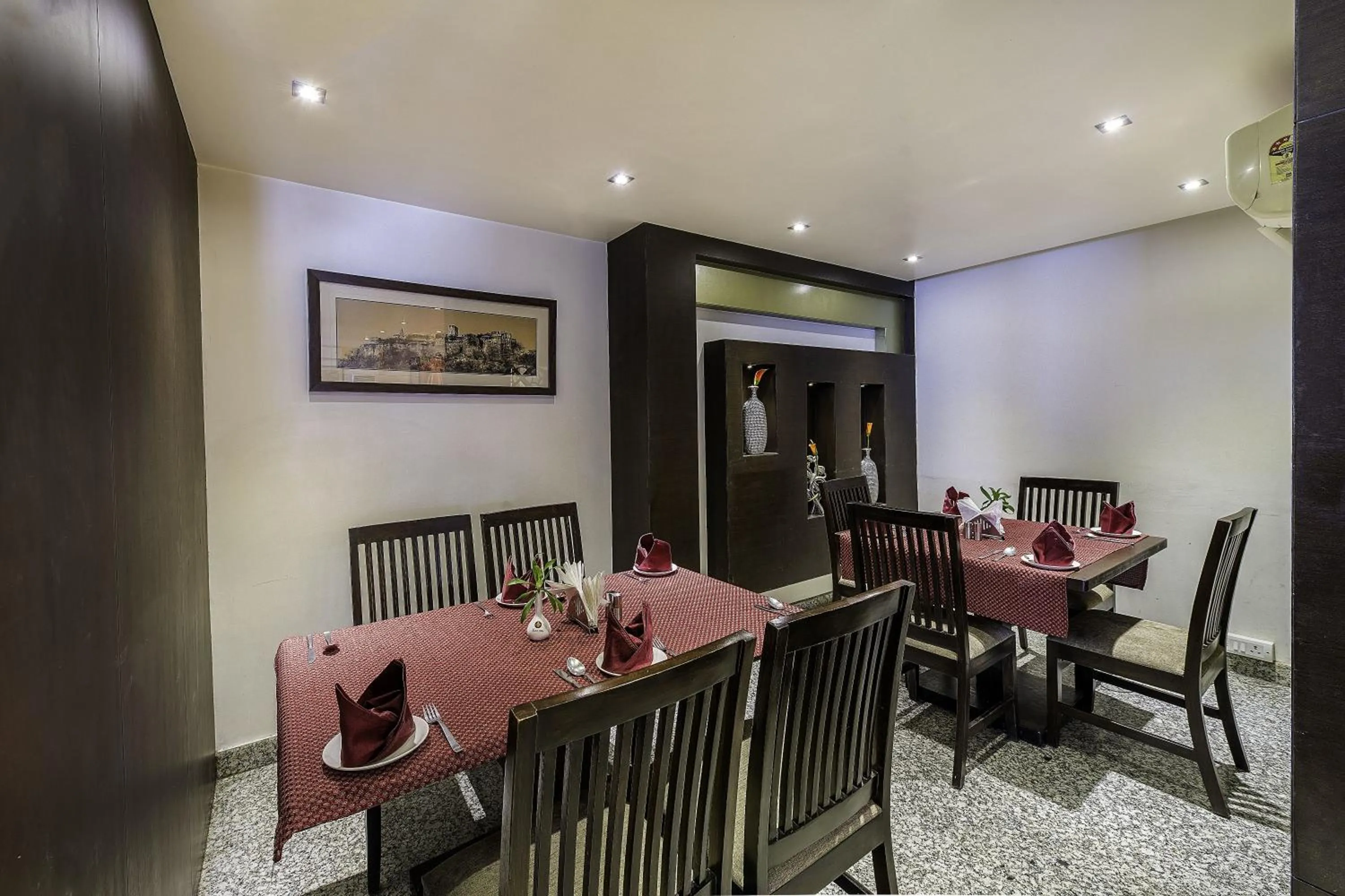 Restaurant/places to eat in Hotel Raya Inn