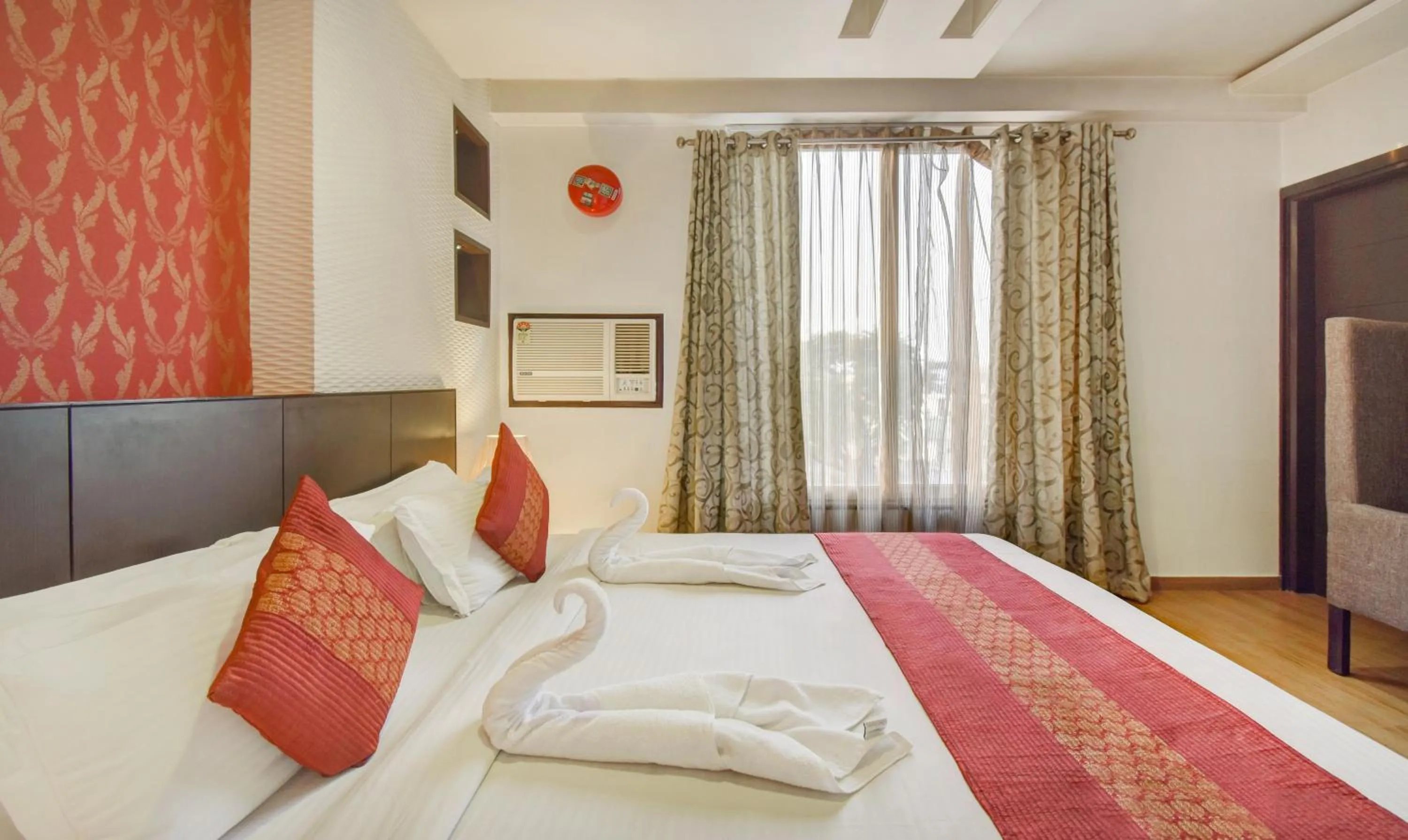 Bed in Hotel Raya Inn