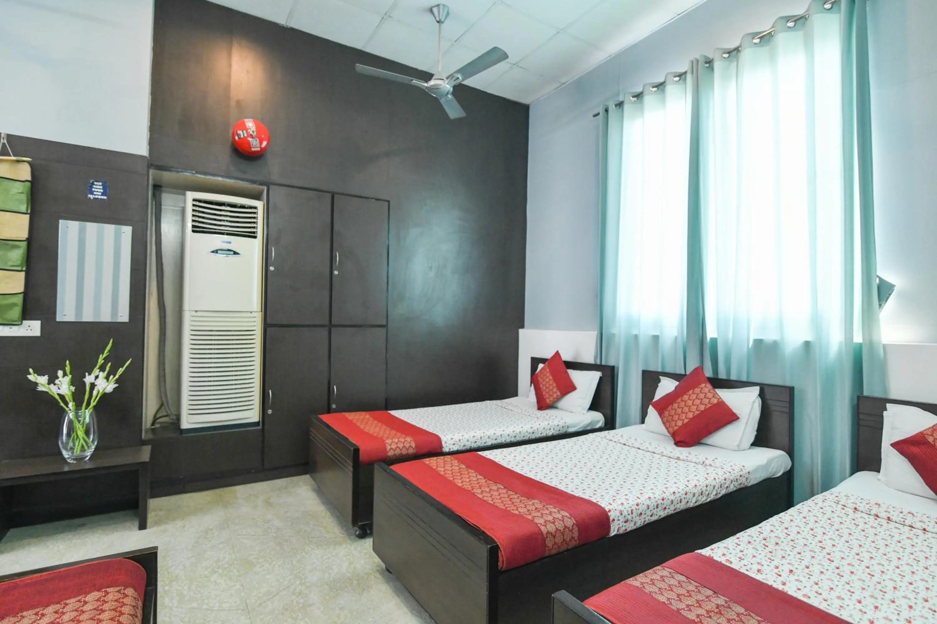 Bed in Hotel Raya Inn