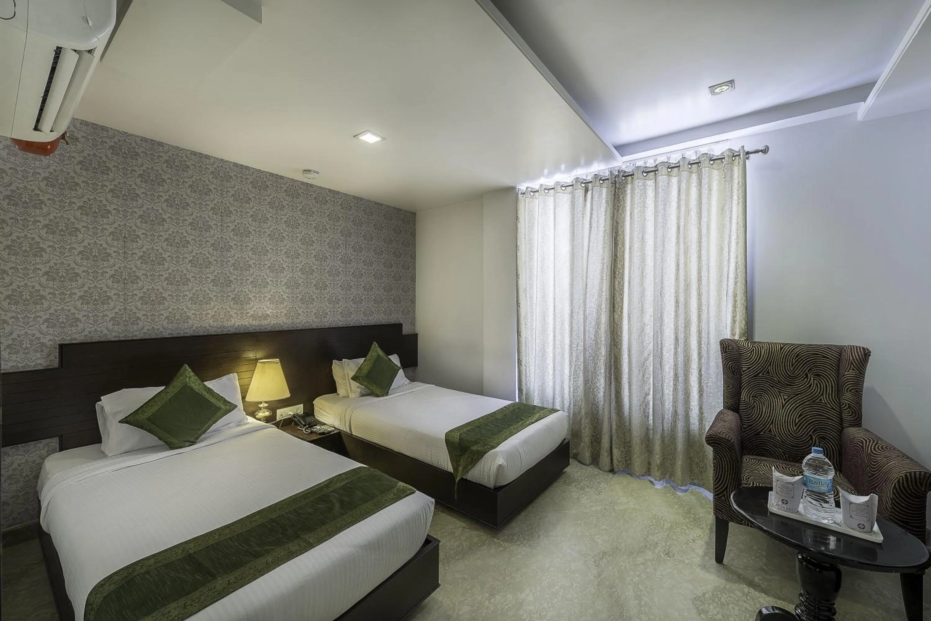 Bed in Hotel Raya Inn