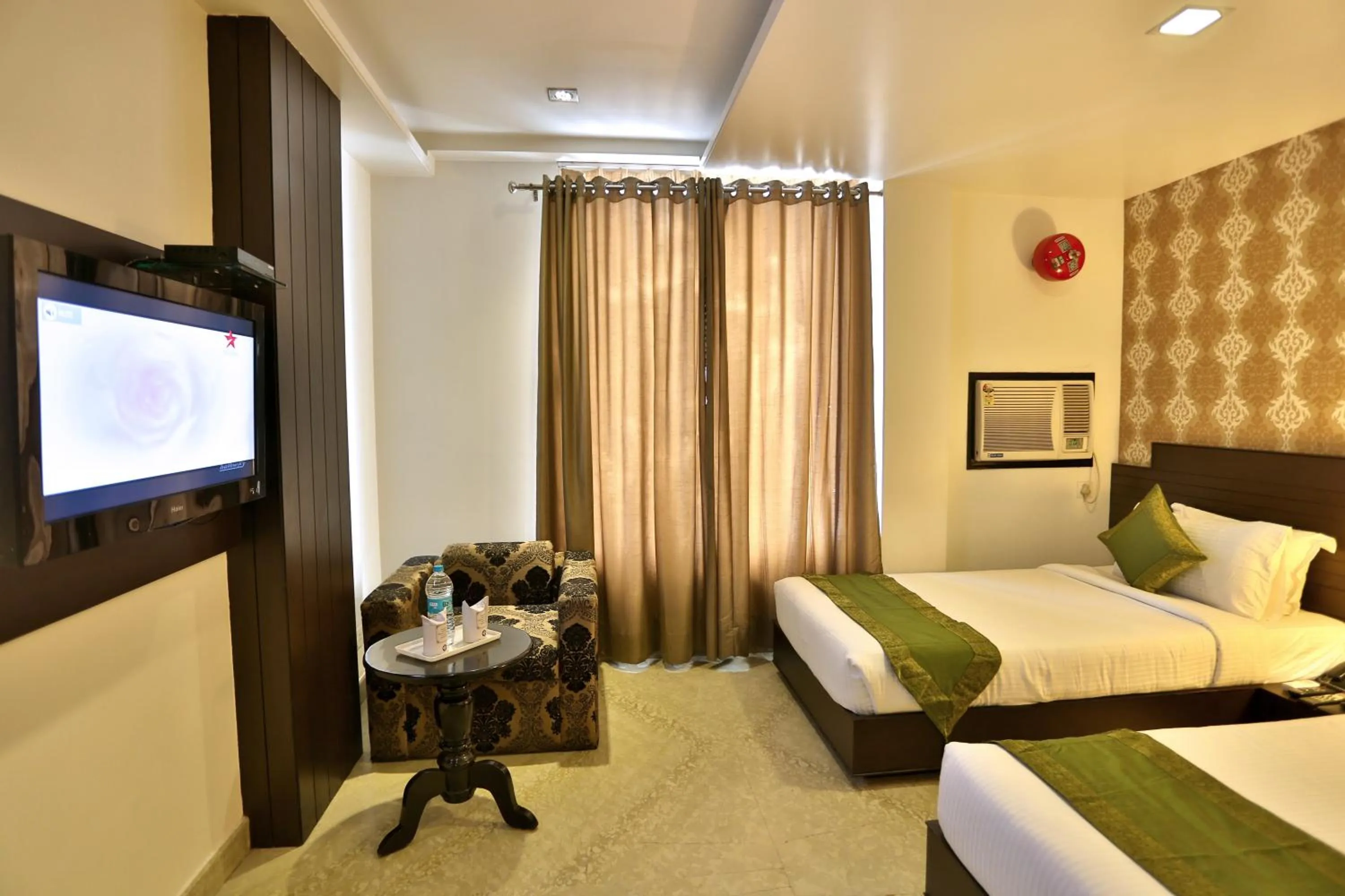 Bed in Hotel Raya Inn