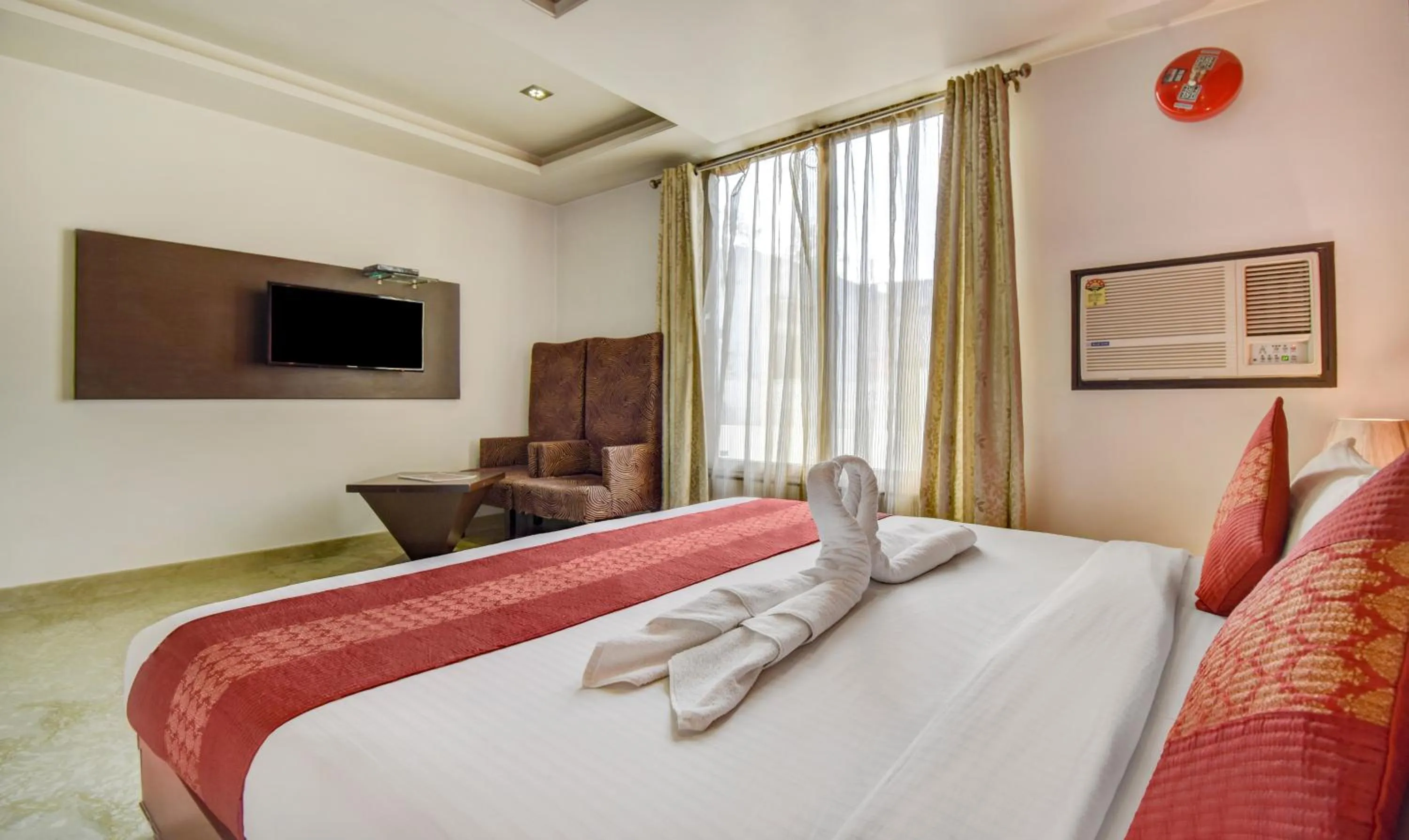 Bed in Hotel Raya Inn