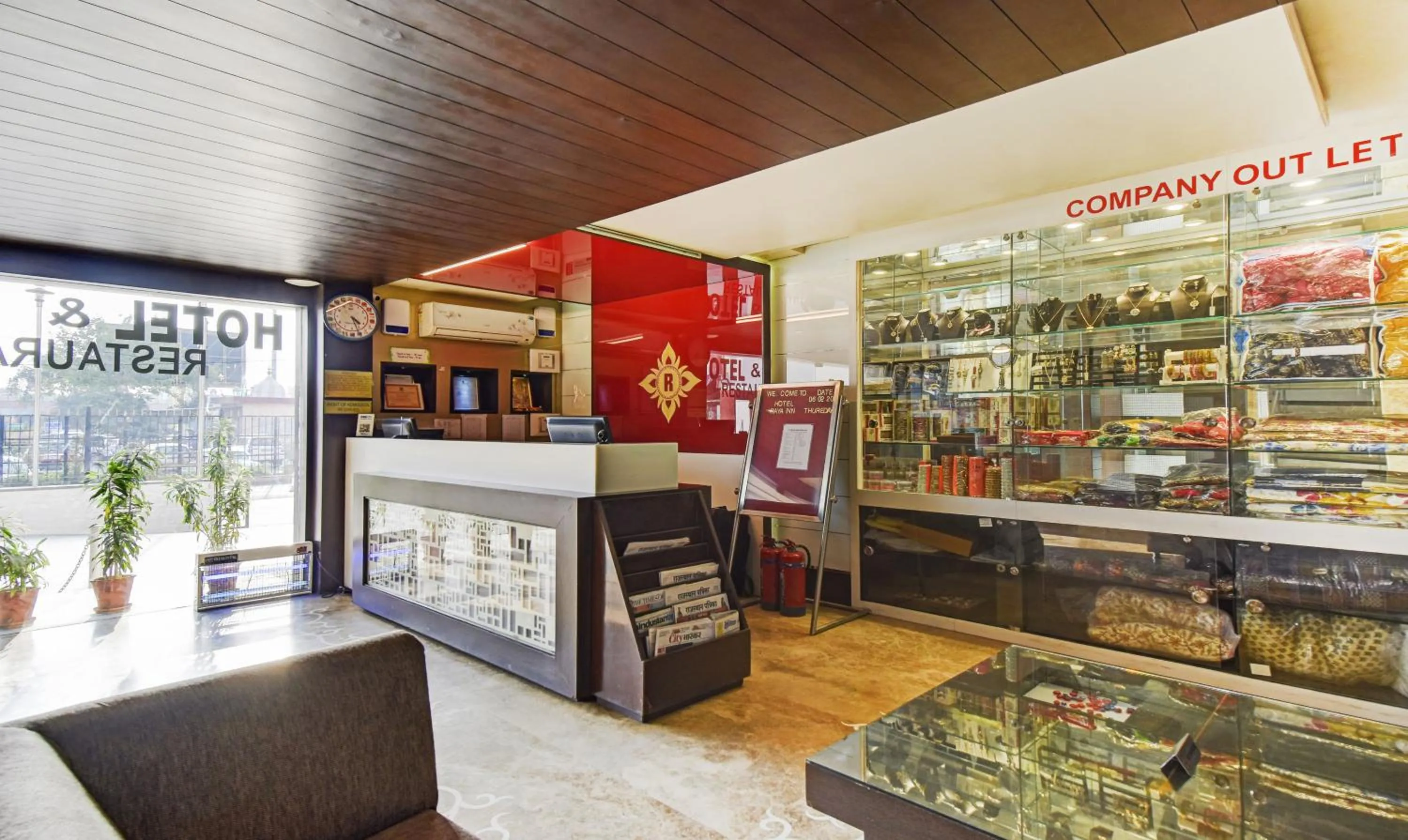 Lobby or reception in Hotel Raya Inn