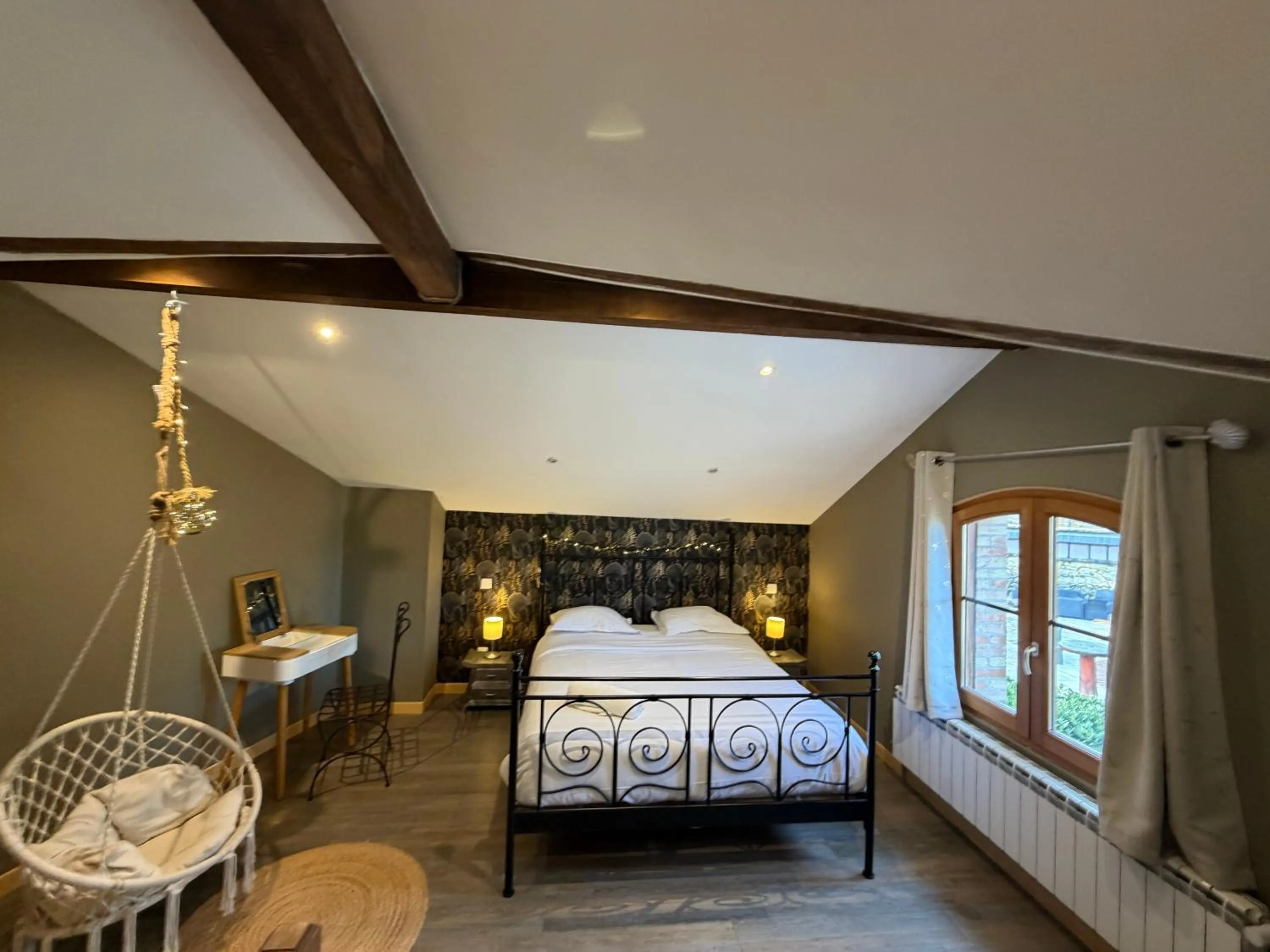 Photo of the whole room, Bed in La Maison cachée du PAVILLON BELLEVUE