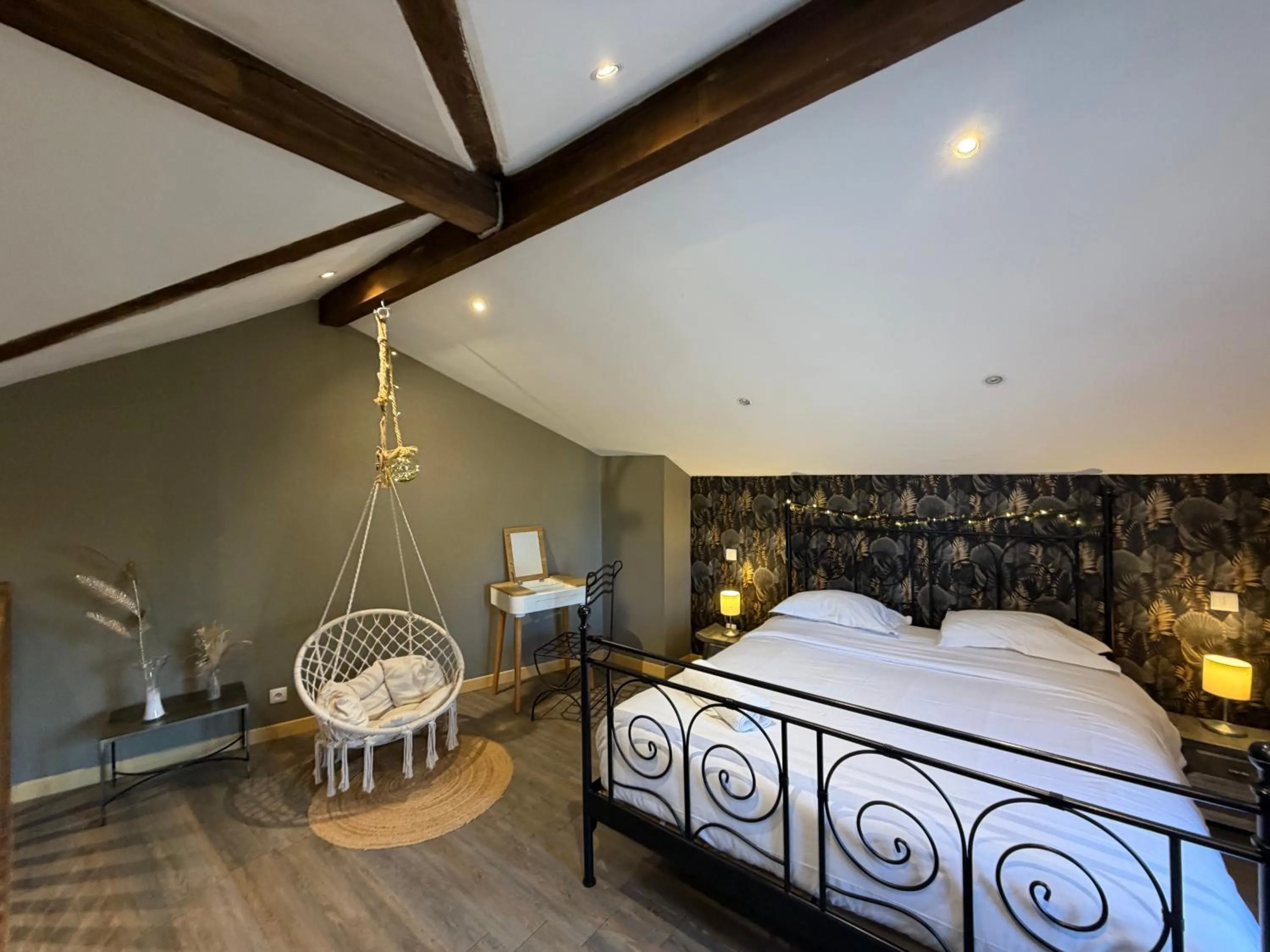 Bedroom, Bed in La Maison cachée du PAVILLON BELLEVUE