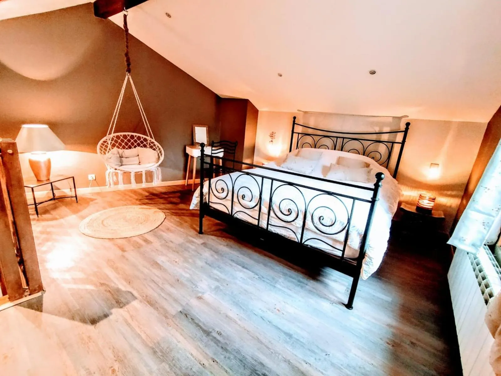 Photo of the whole room, Bed in La Maison cachée du PAVILLON BELLEVUE