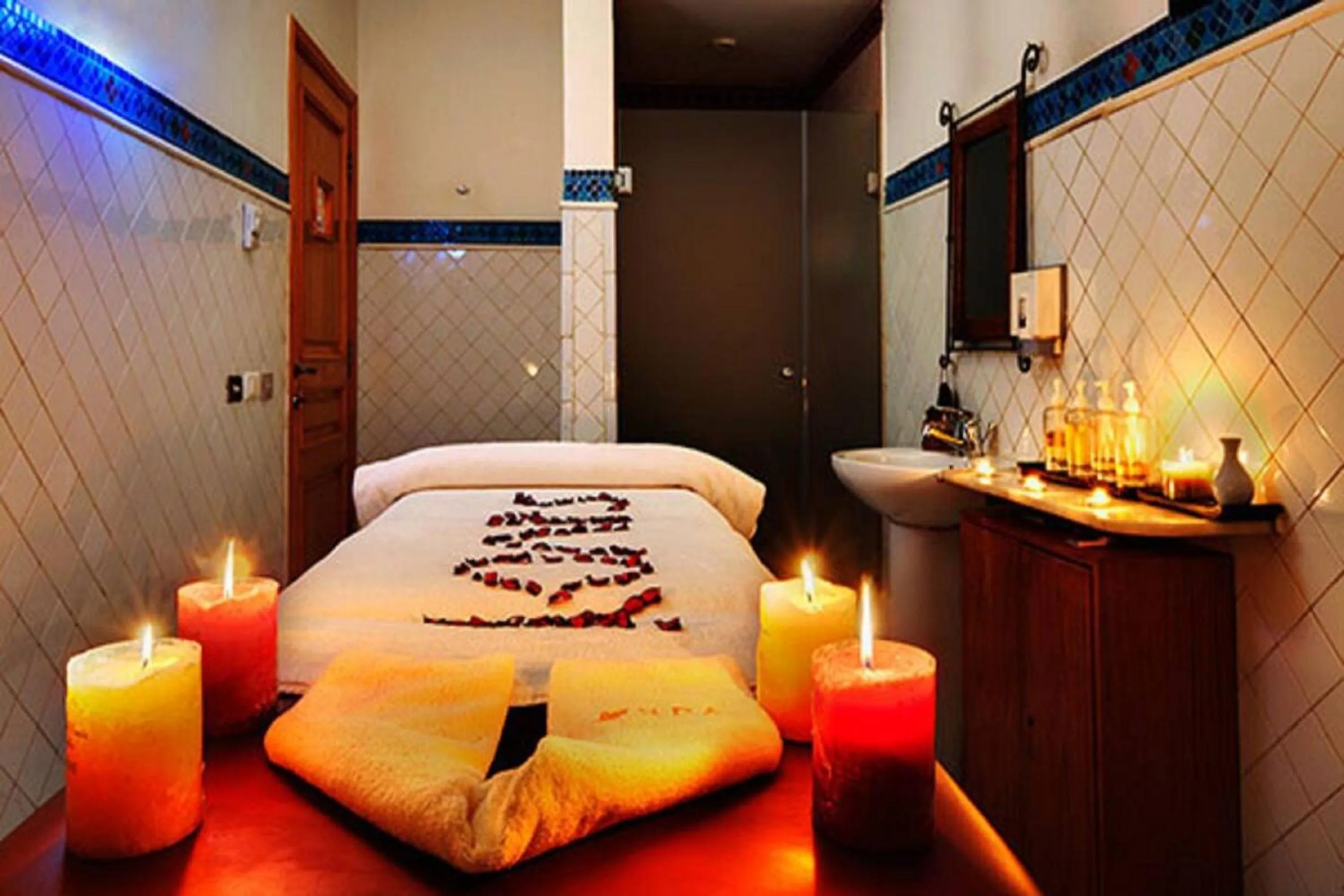 Massage, Bed in Panorama Hotel and Spa