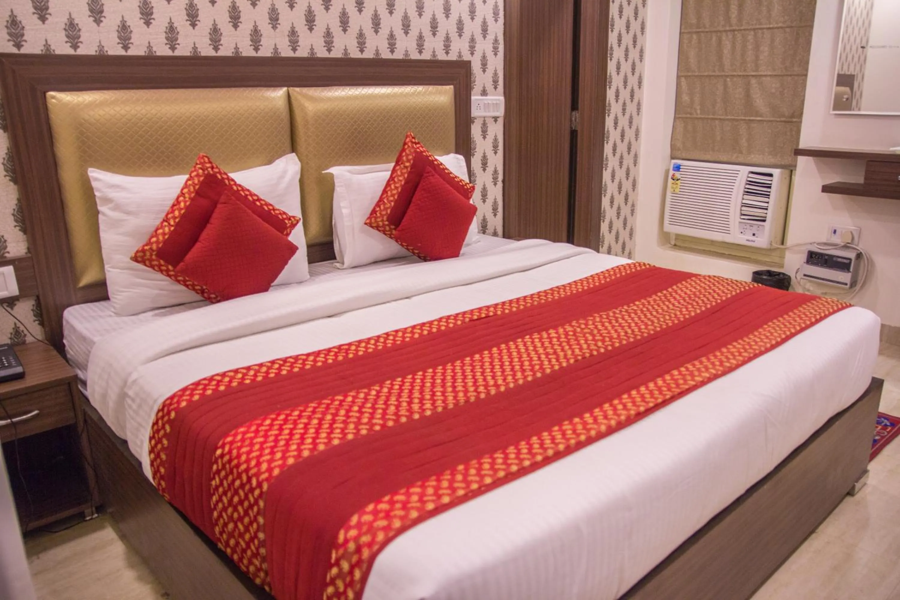 Photo of the whole room, Bed in Hotel Pawan Plaza - Near BLK and Ganga Ram Hospital - Karol Bagh