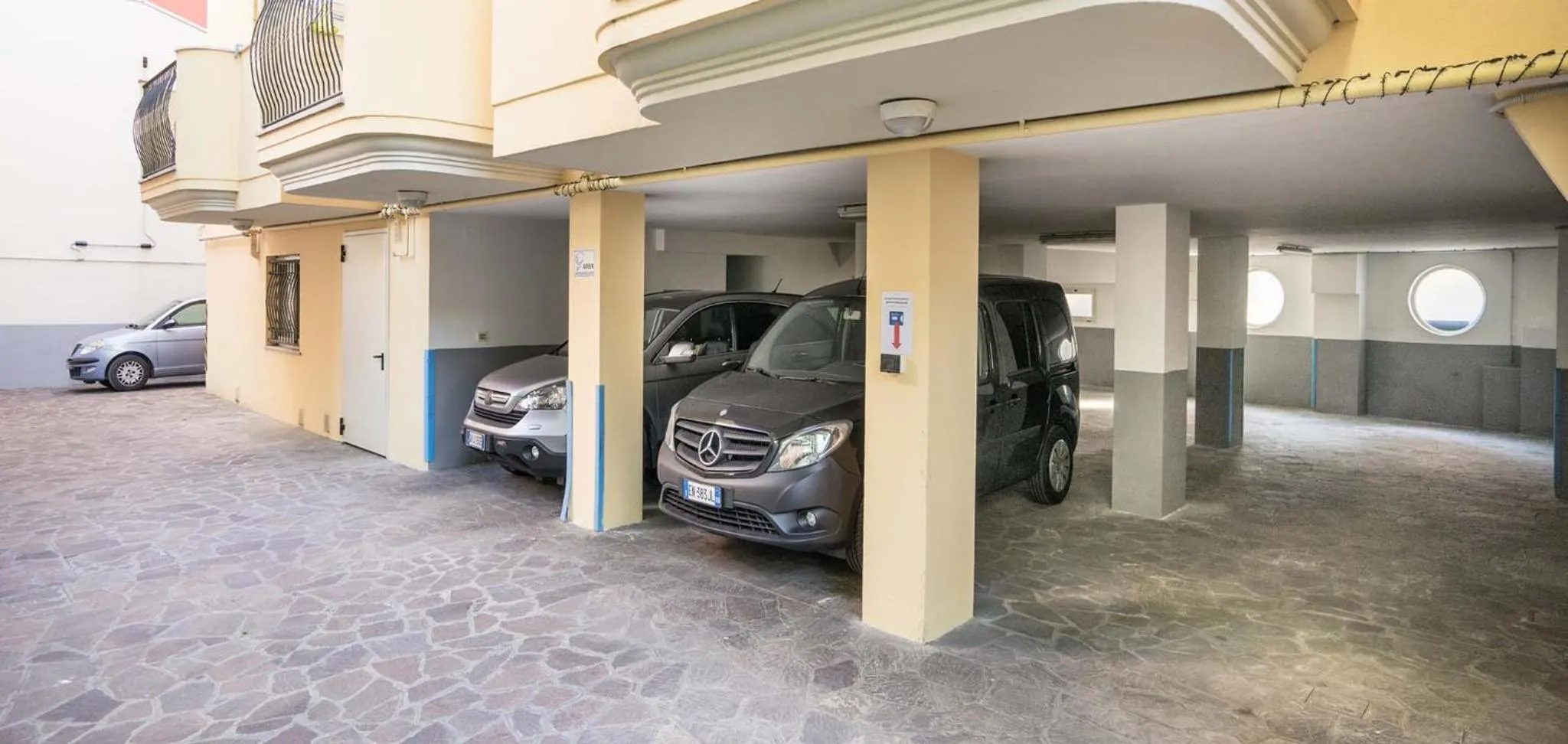 Other in Residence Queen