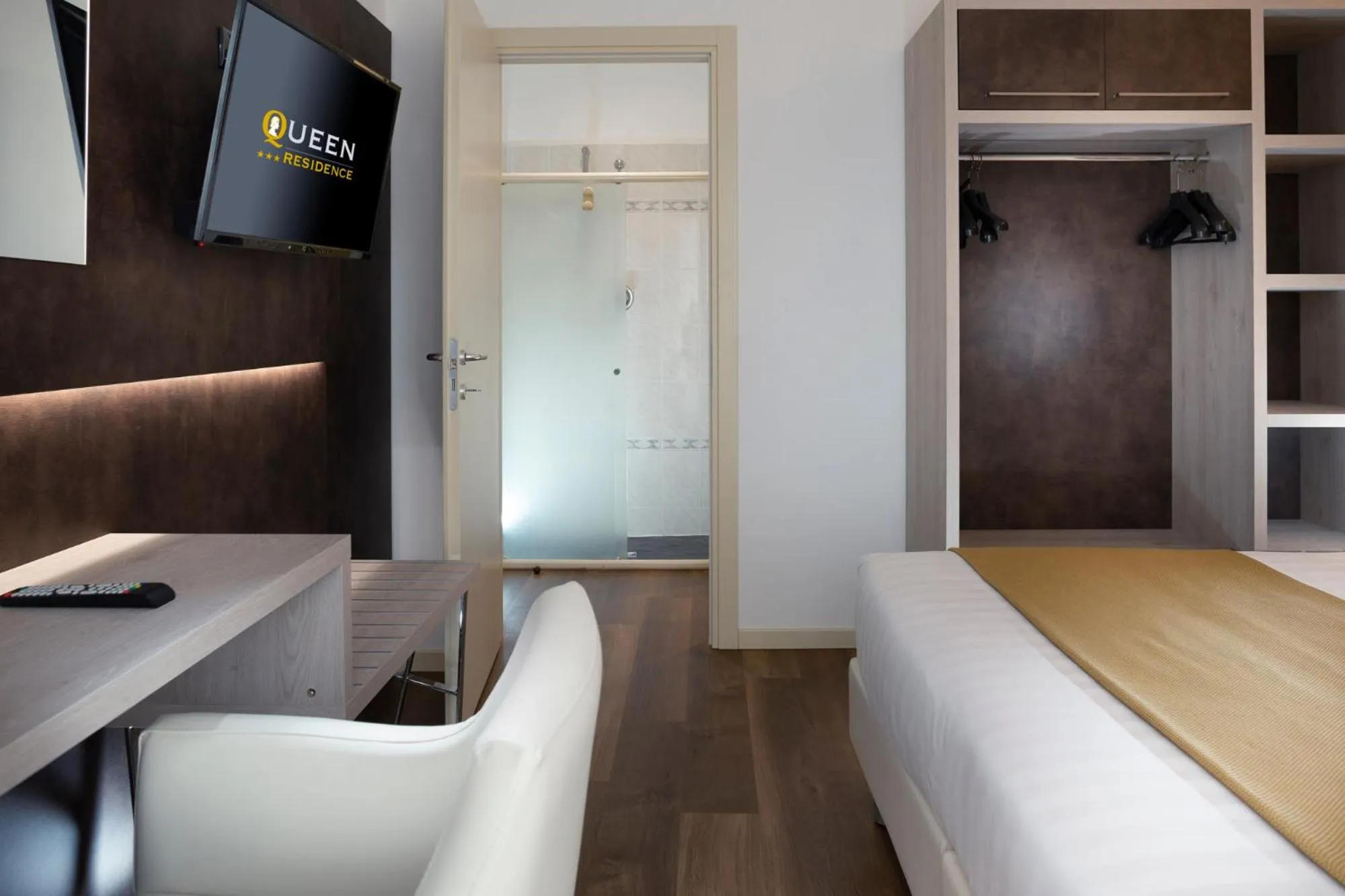 Photo of the whole room, Bed in Residence Queen