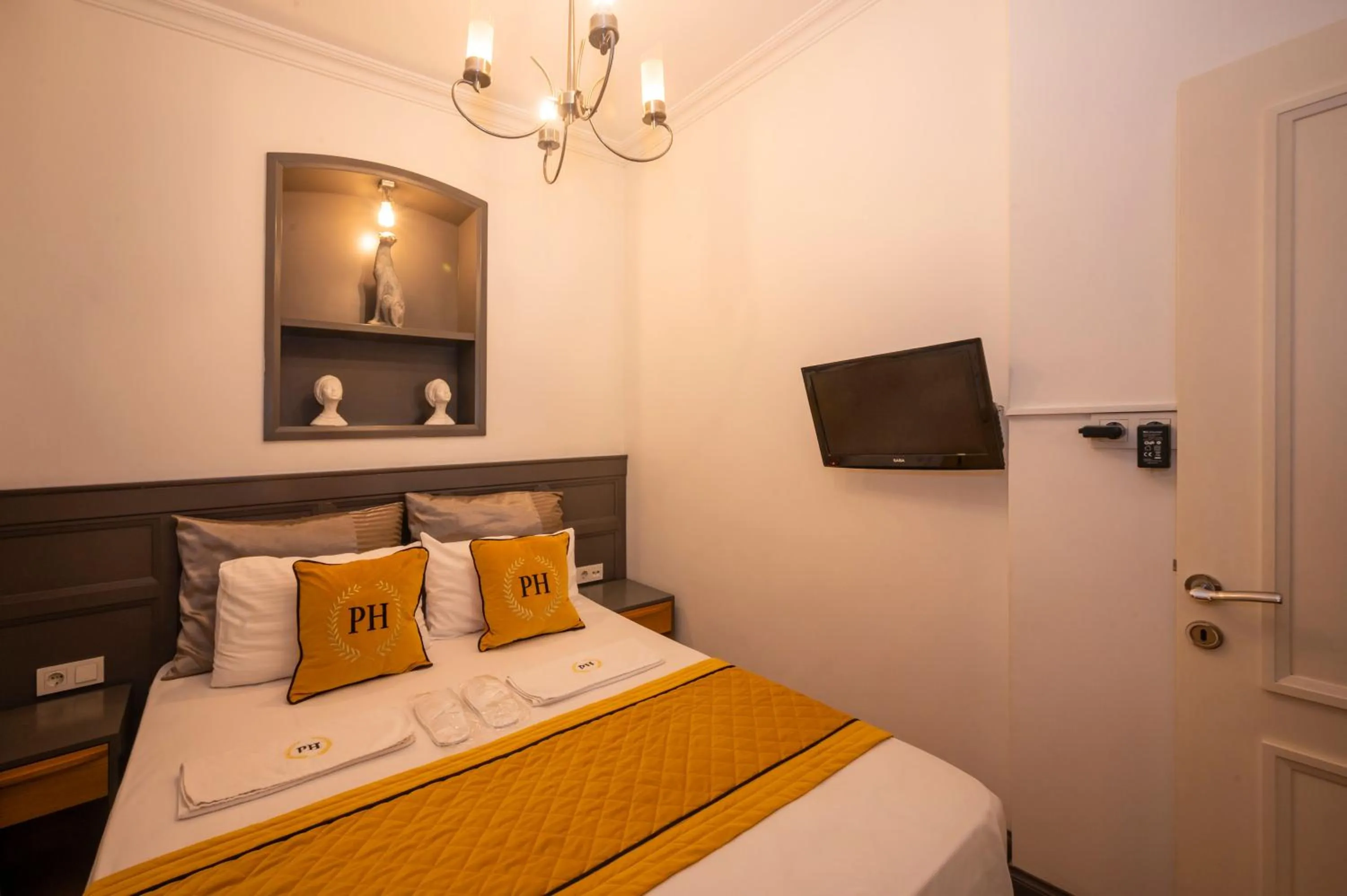 Bed, TV/Entertainment Center in Pera Line Cihangir
