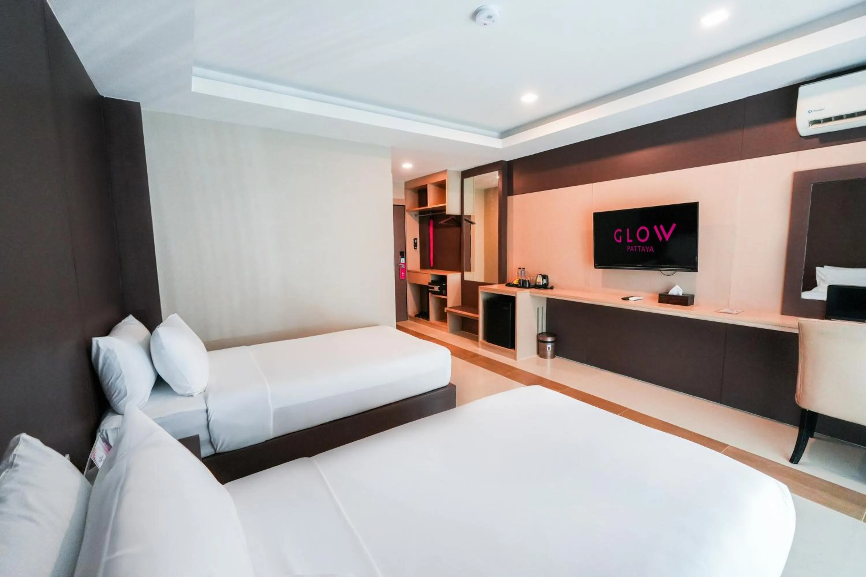 Photo of the whole room, Bed in GLOW Pattaya