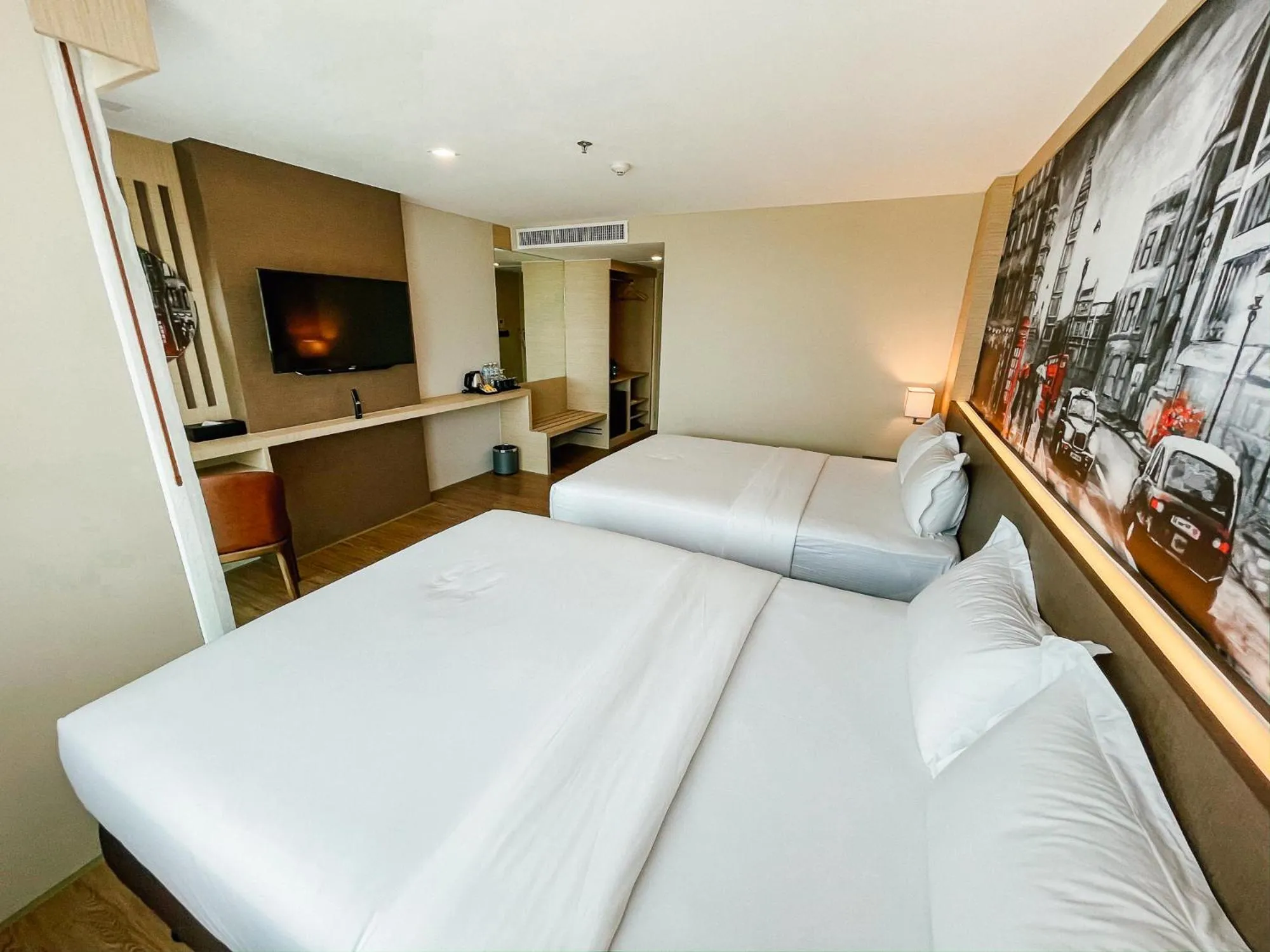 Photo of the whole room, Bed in GLOW Pattaya