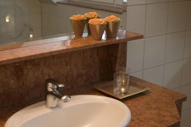 Bathroom in Hotel Csejtei