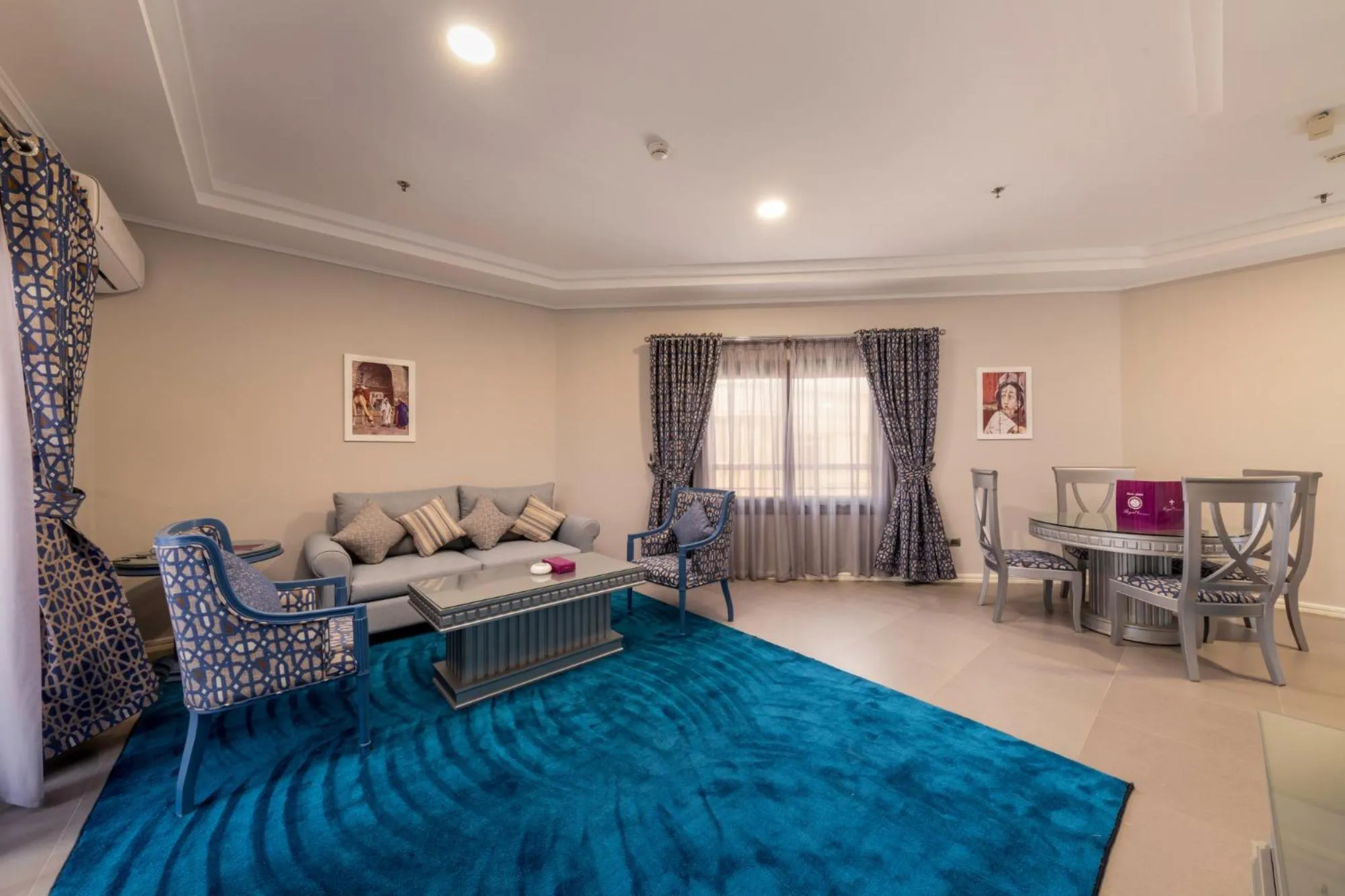 Living room in Royal Day Plaza Hotel