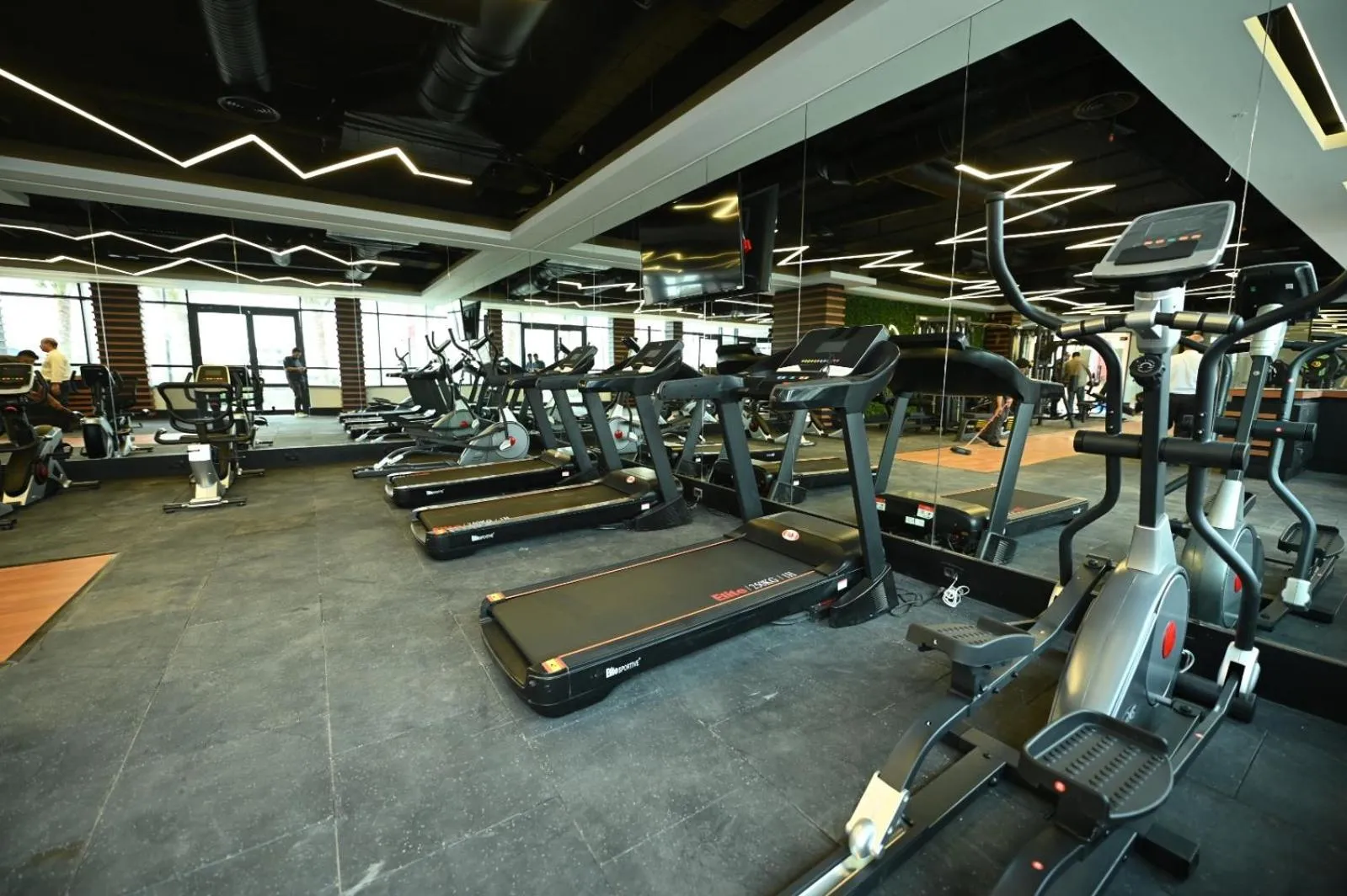 Fitness centre/facilities in Royal Day Plaza Hotel