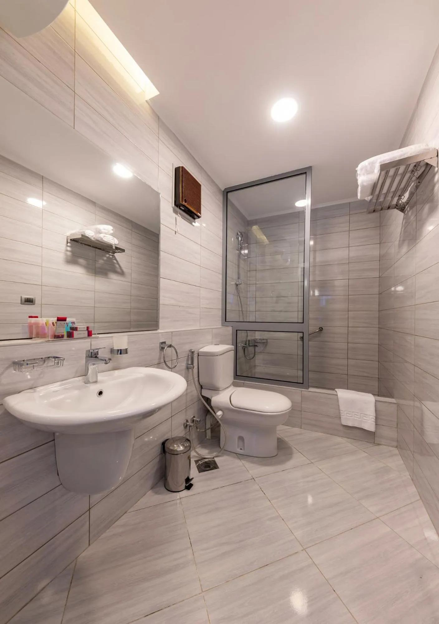 Shower in Royal Day Plaza Hotel