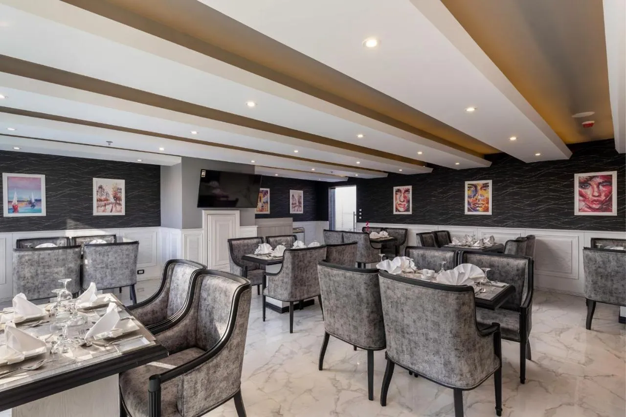 Restaurant/places to eat in Royal Day Plaza Hotel