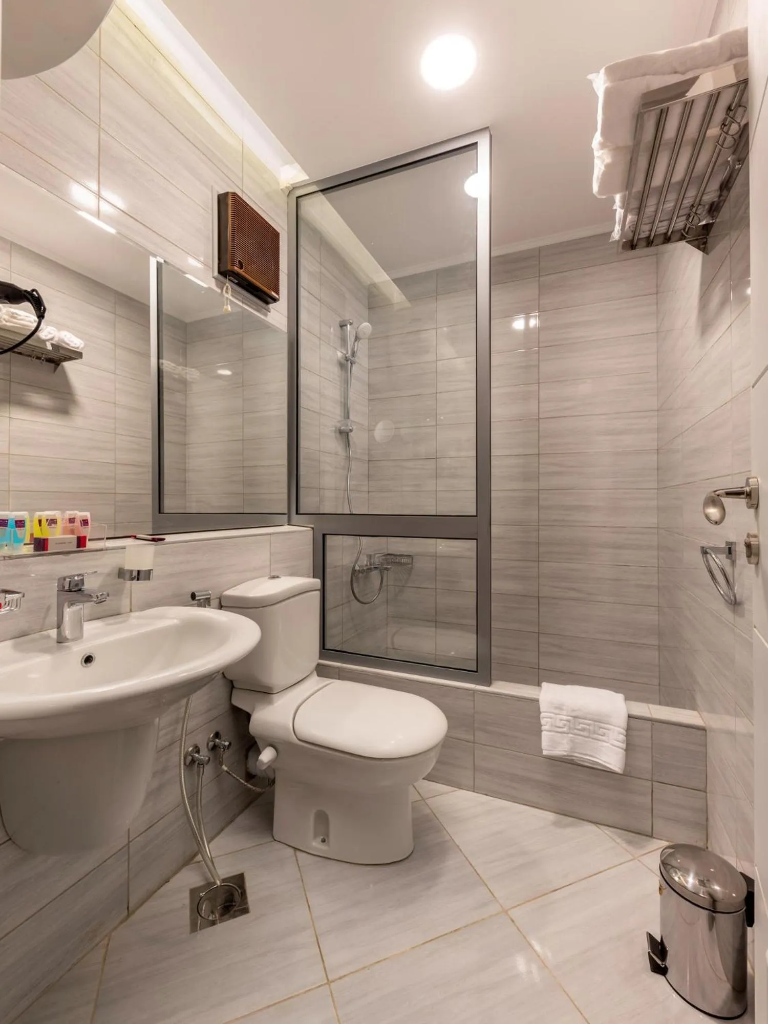 Shower in Royal Day Plaza Hotel