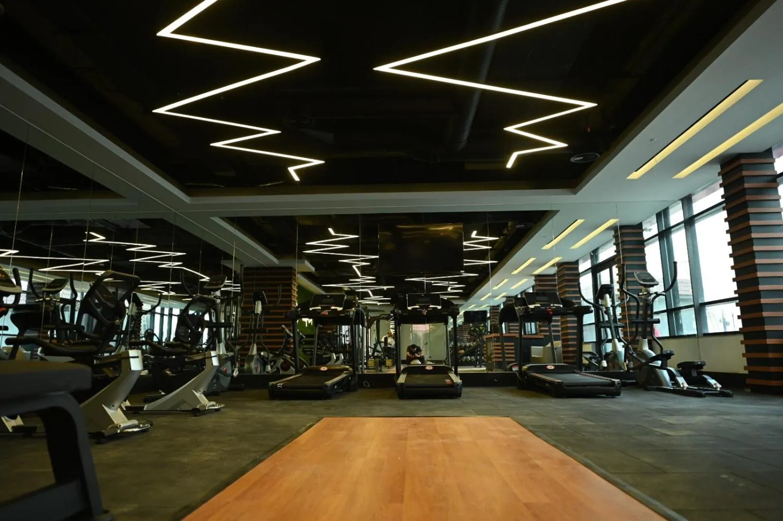 Fitness centre/facilities in Royal Day Plaza Hotel
