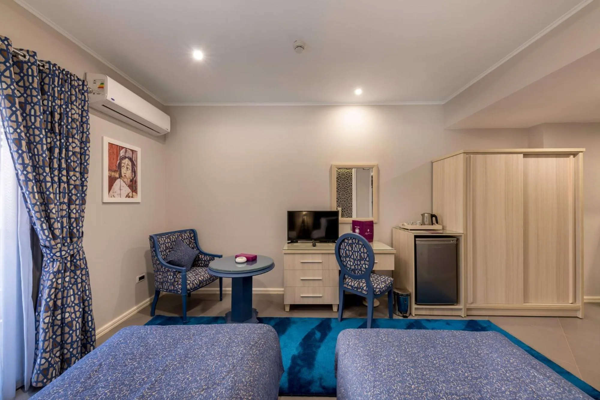 Communal lounge/ TV room, Bed in Royal Day Plaza Hotel