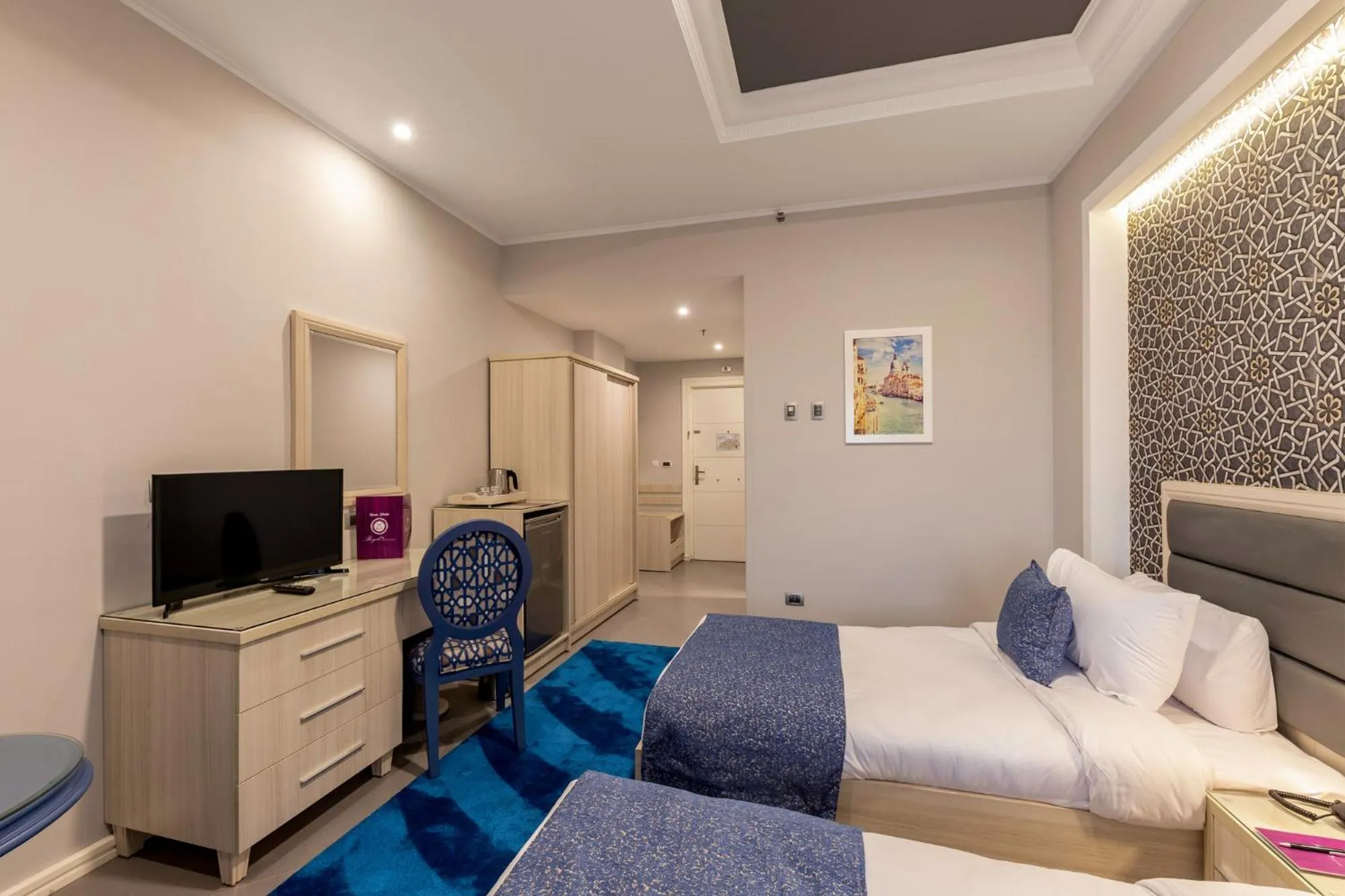 Communal lounge/ TV room, Bed in Royal Day Plaza Hotel