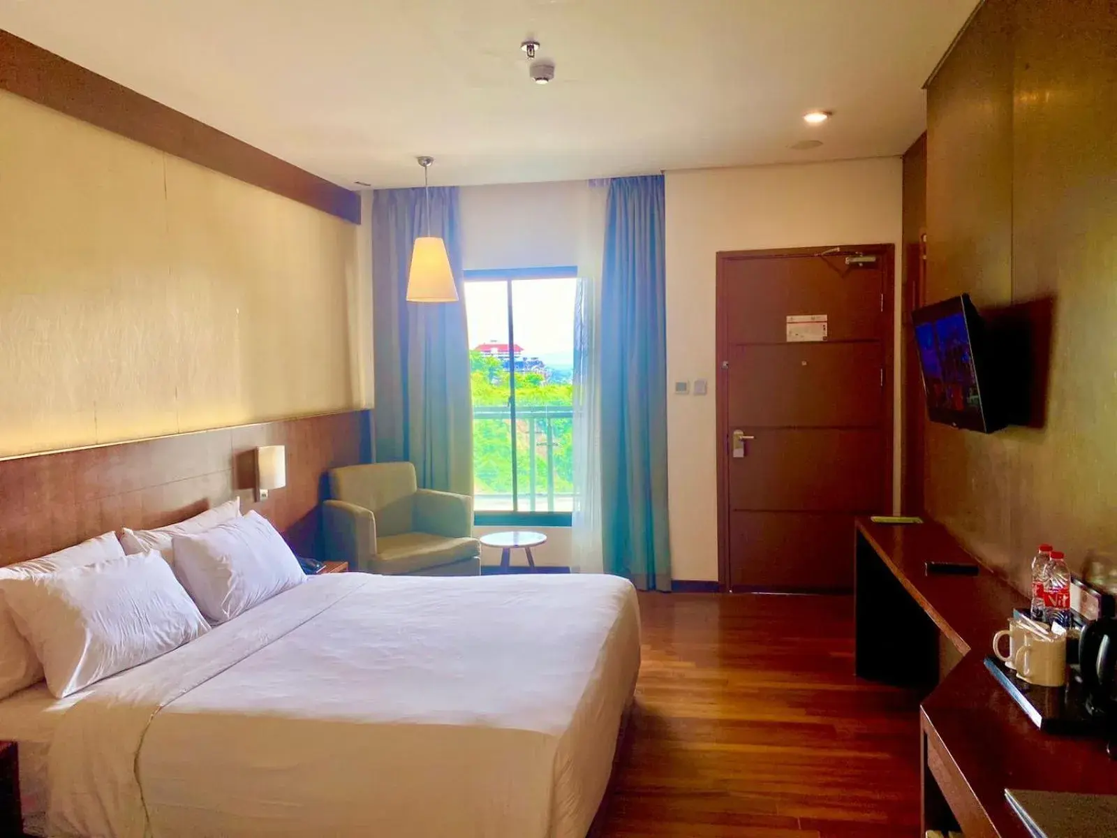Deluxe King Room without Balcony in Oak Tree Emerald Hotel & Coventions Semarang Deluxe King Room without Balcony in Oak Tree Emerald Hotel & Coventions Semarang