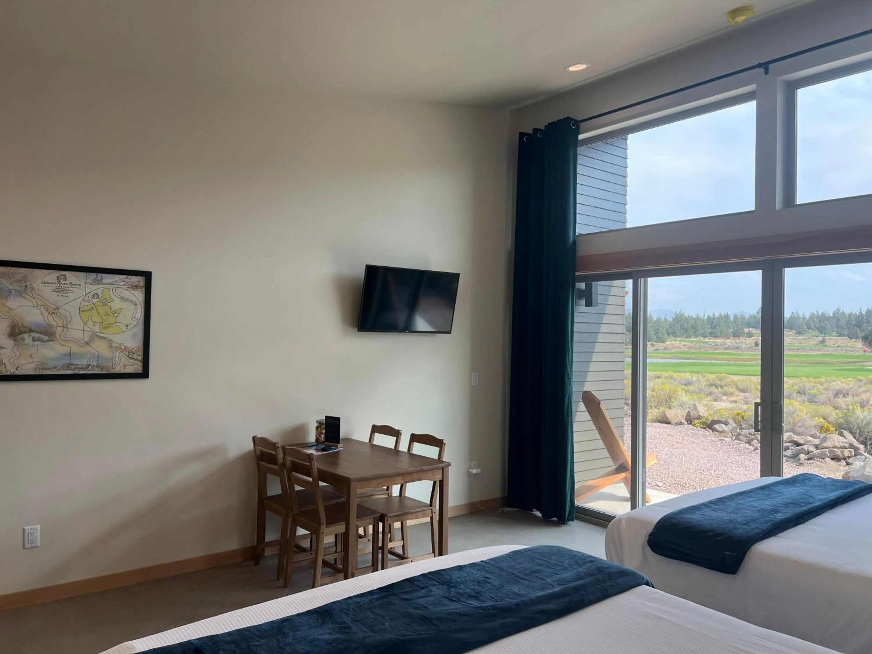 Living room, Bed in Crooked River Ranch Cabins