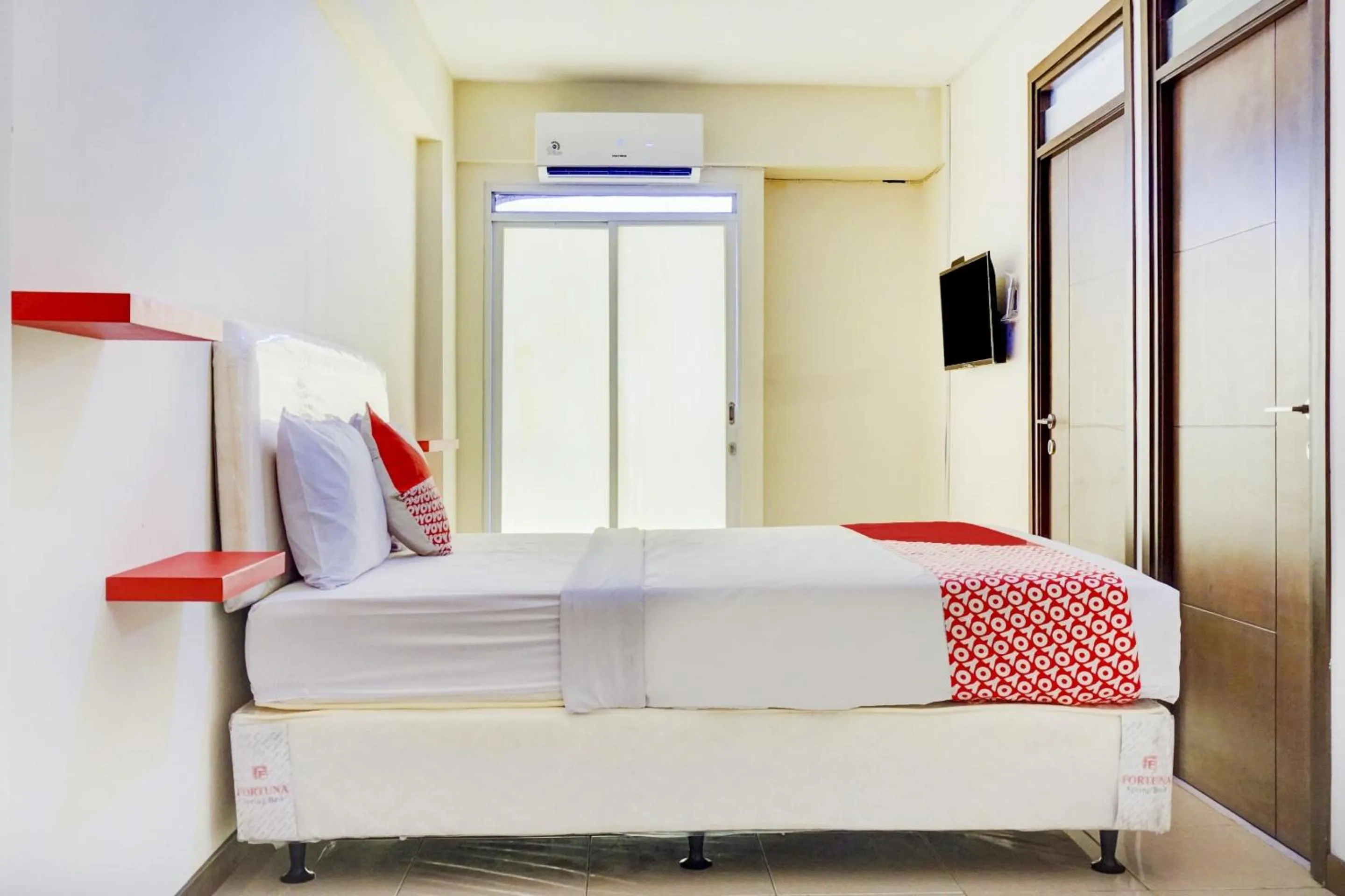 Bedroom, Bed in Hotel O Apartemen Bogor Valley