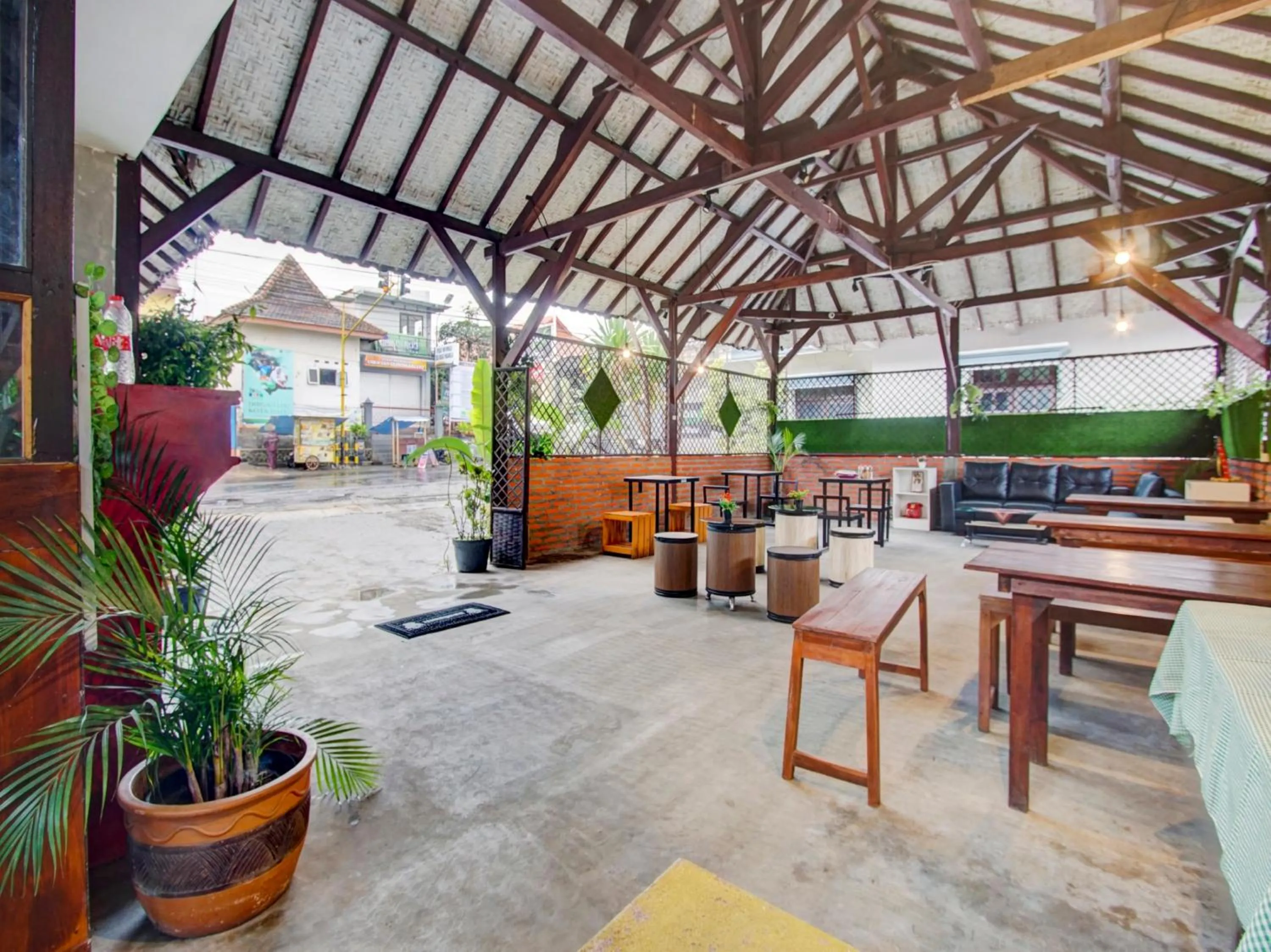 Restaurant/places to eat in RedDoorz At Pandan Inn Batu