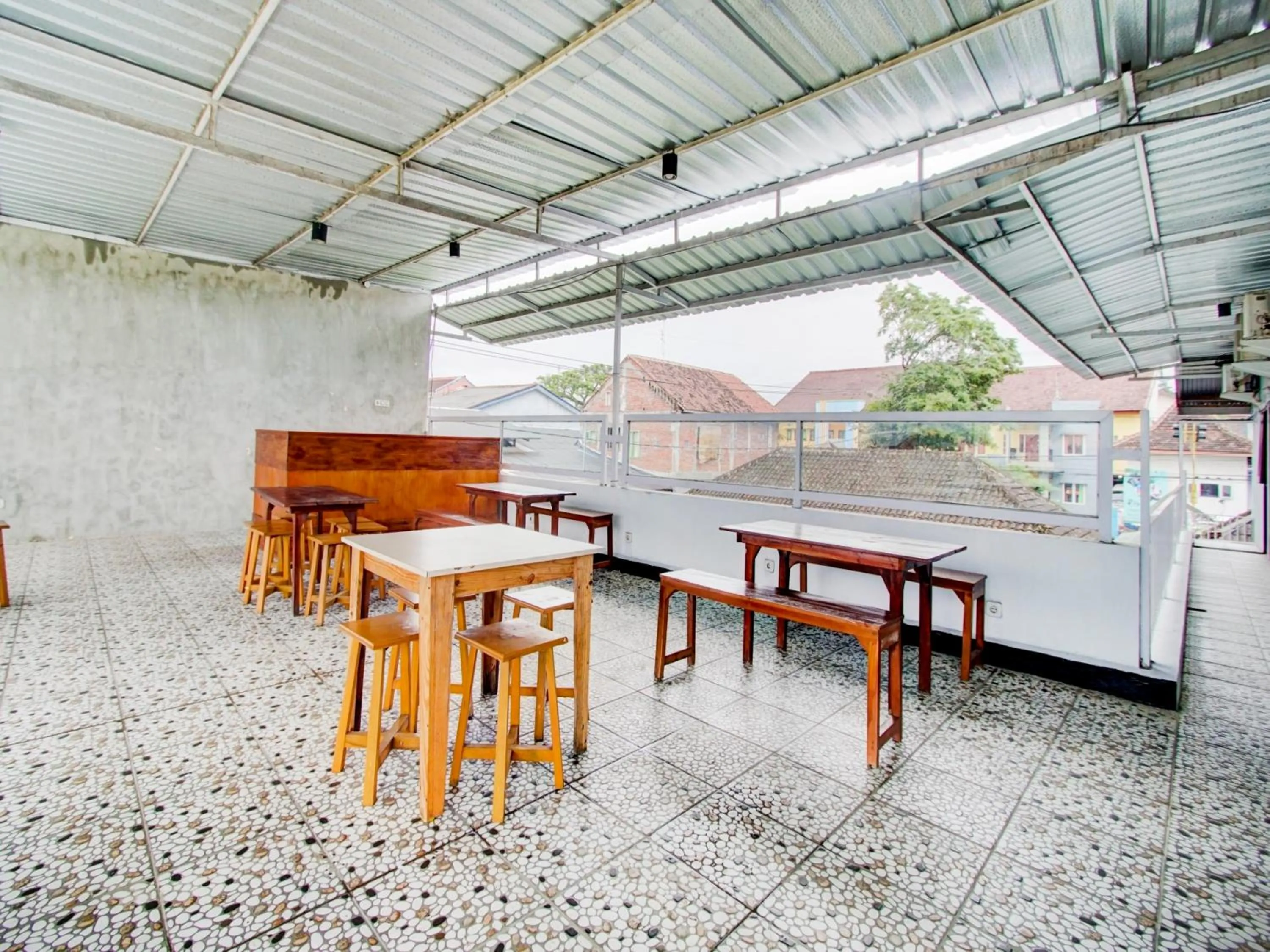 Restaurant/places to eat in RedDoorz At Pandan Inn Batu