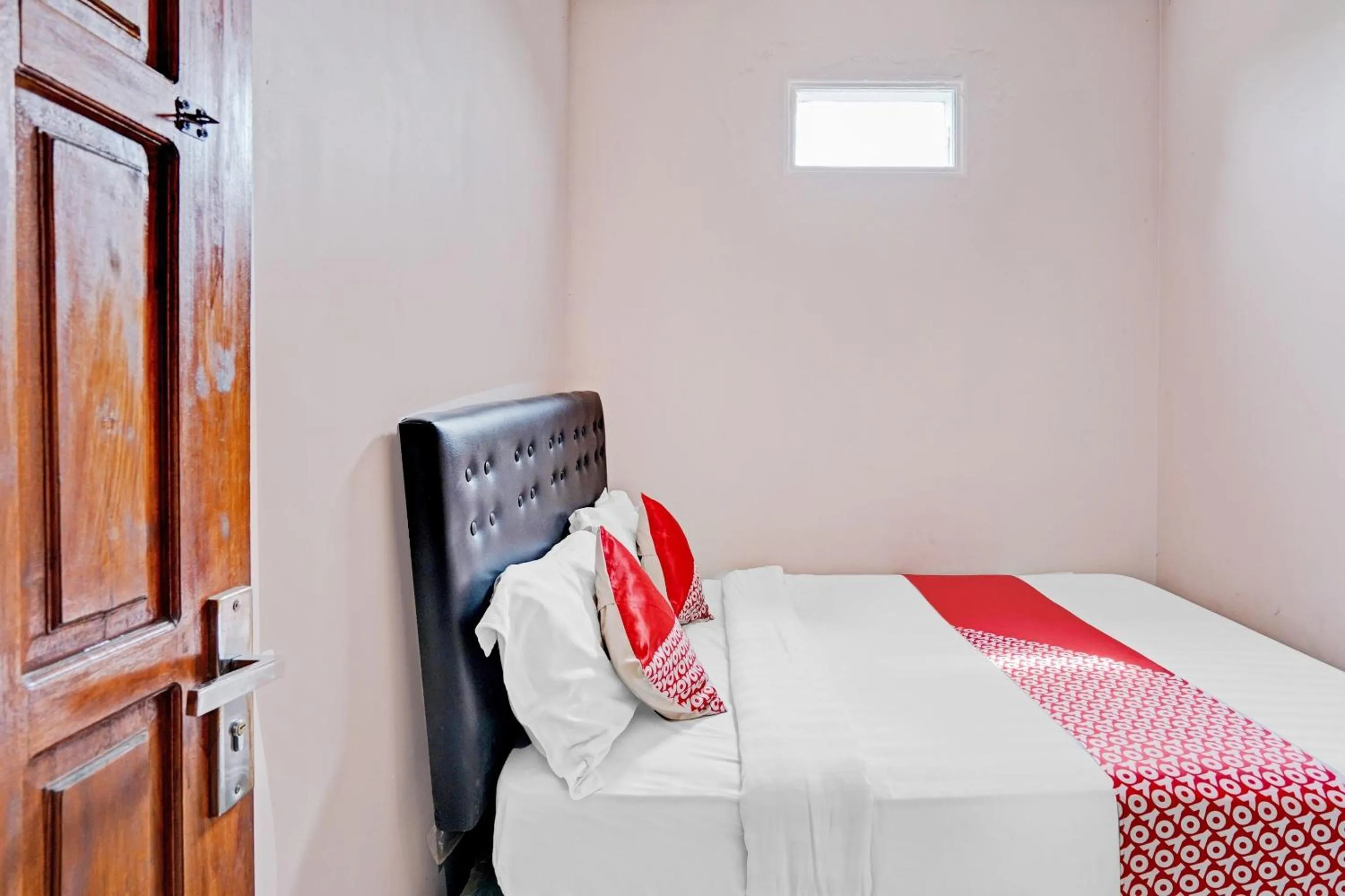 Bedroom in OYO 90234 Dhoho Family Guest House