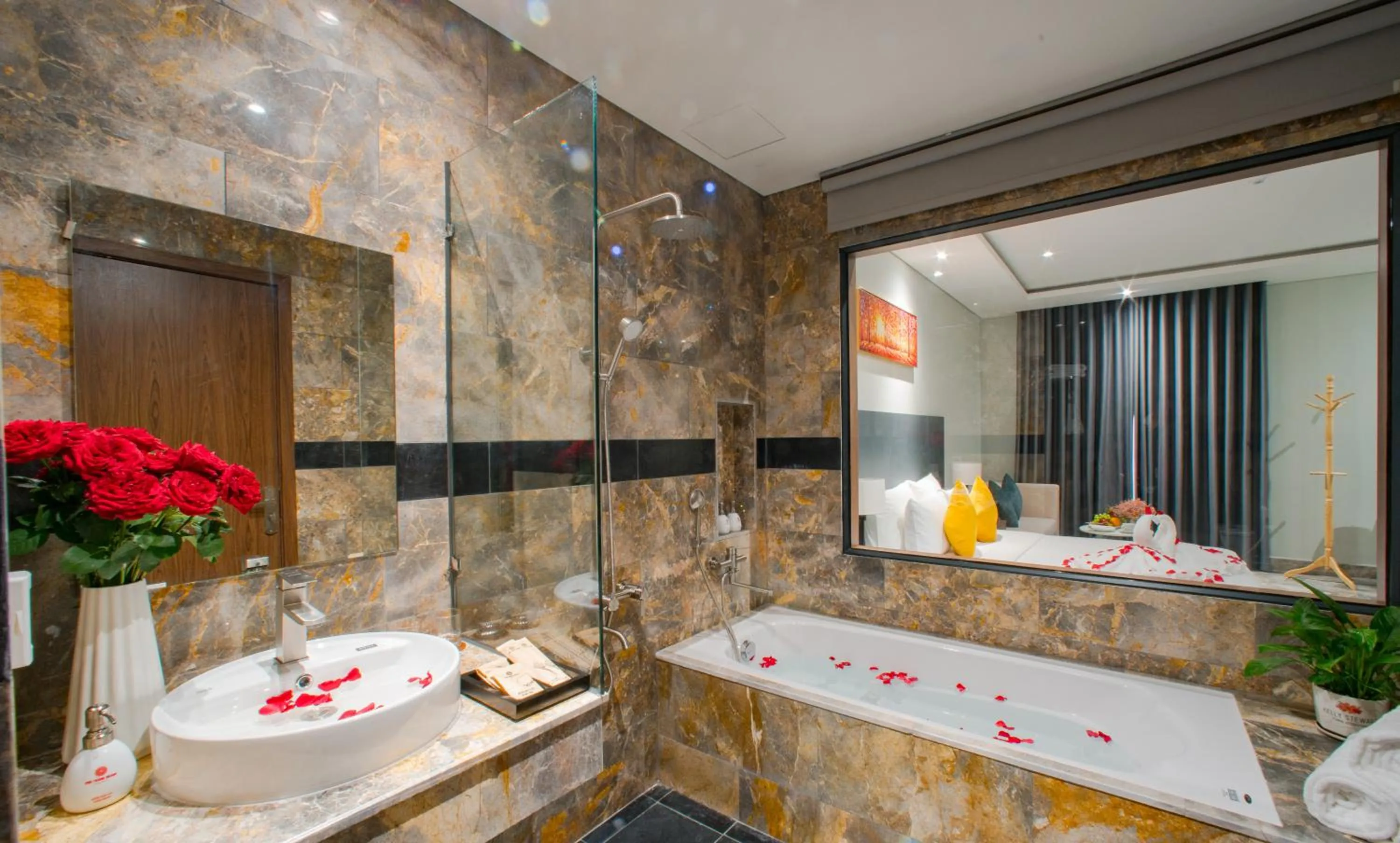 Bath in PHU THANG GRAND HOTEL