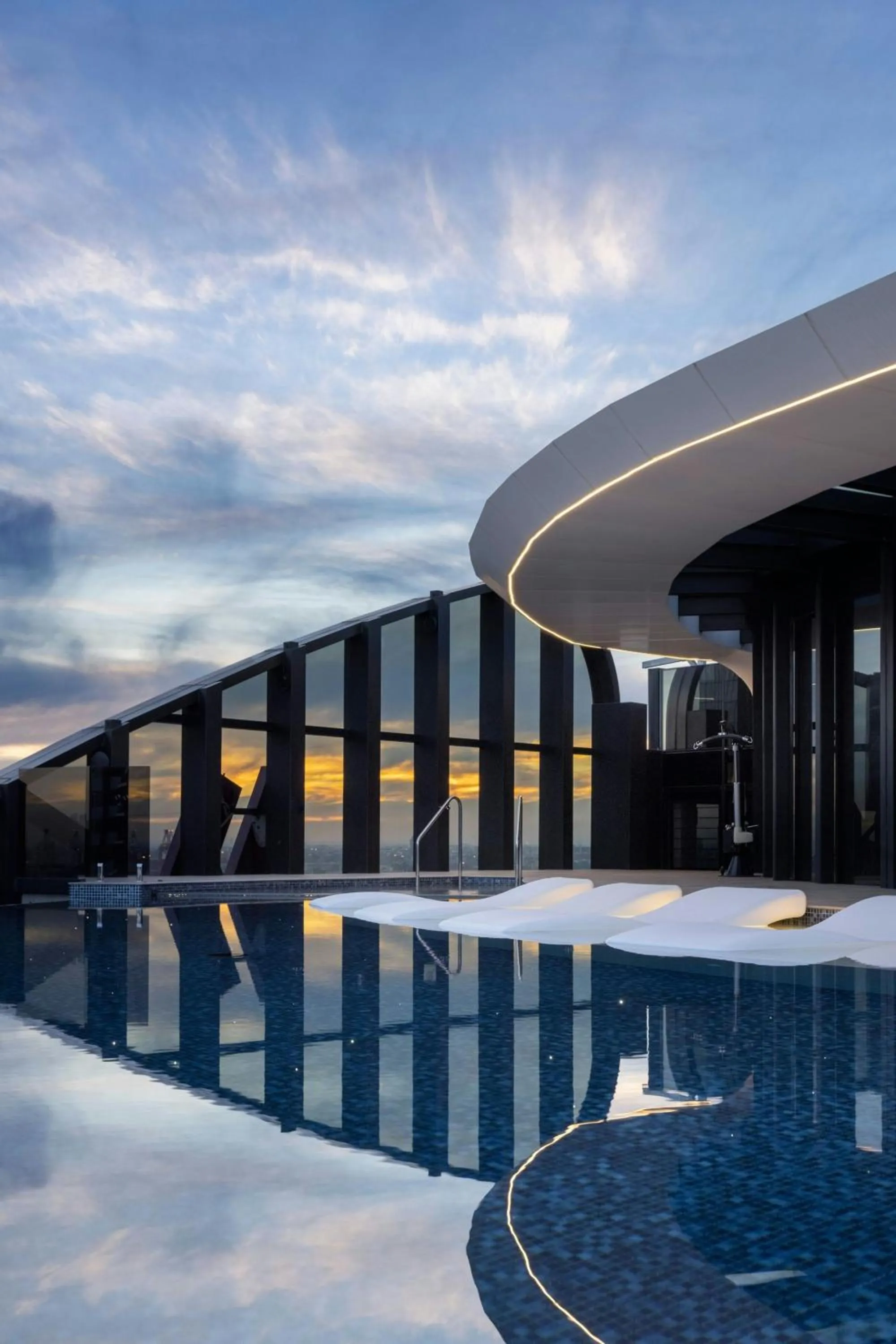 Swimming pool in Melbourne Marriott Hotel Docklands