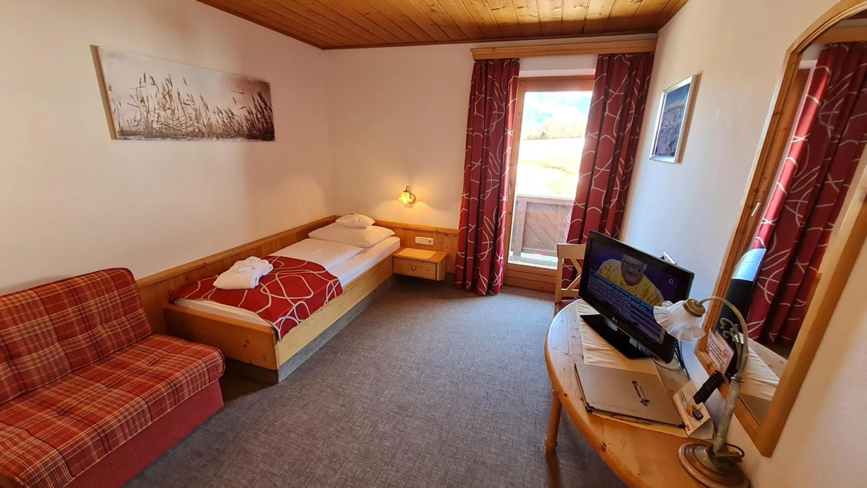 Photo of the whole room, Bed in Sport und Familienhotel Klausen