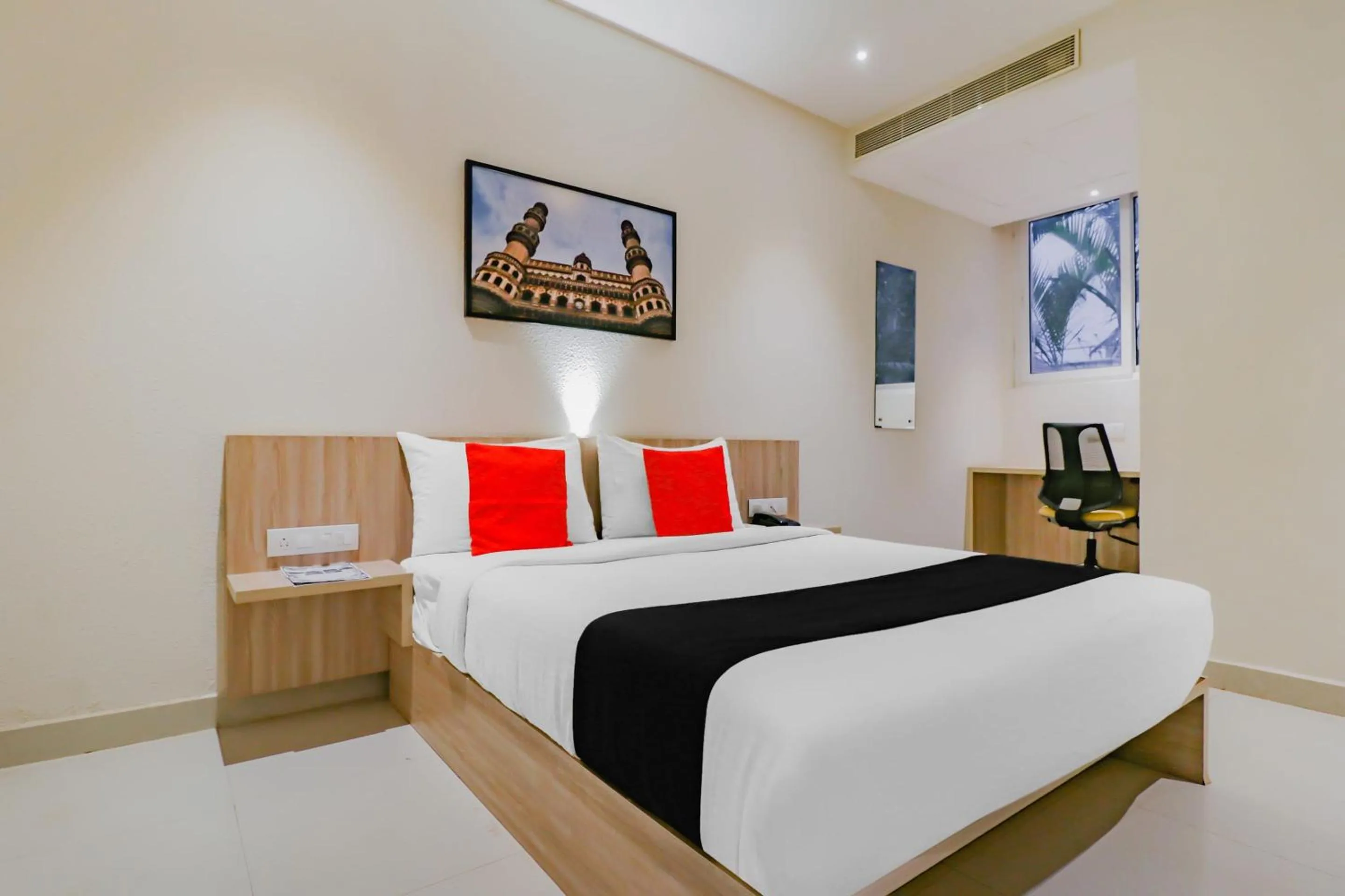 Bedroom in Capital O Royal Keys Near Brookfield Mall, AECS Layout