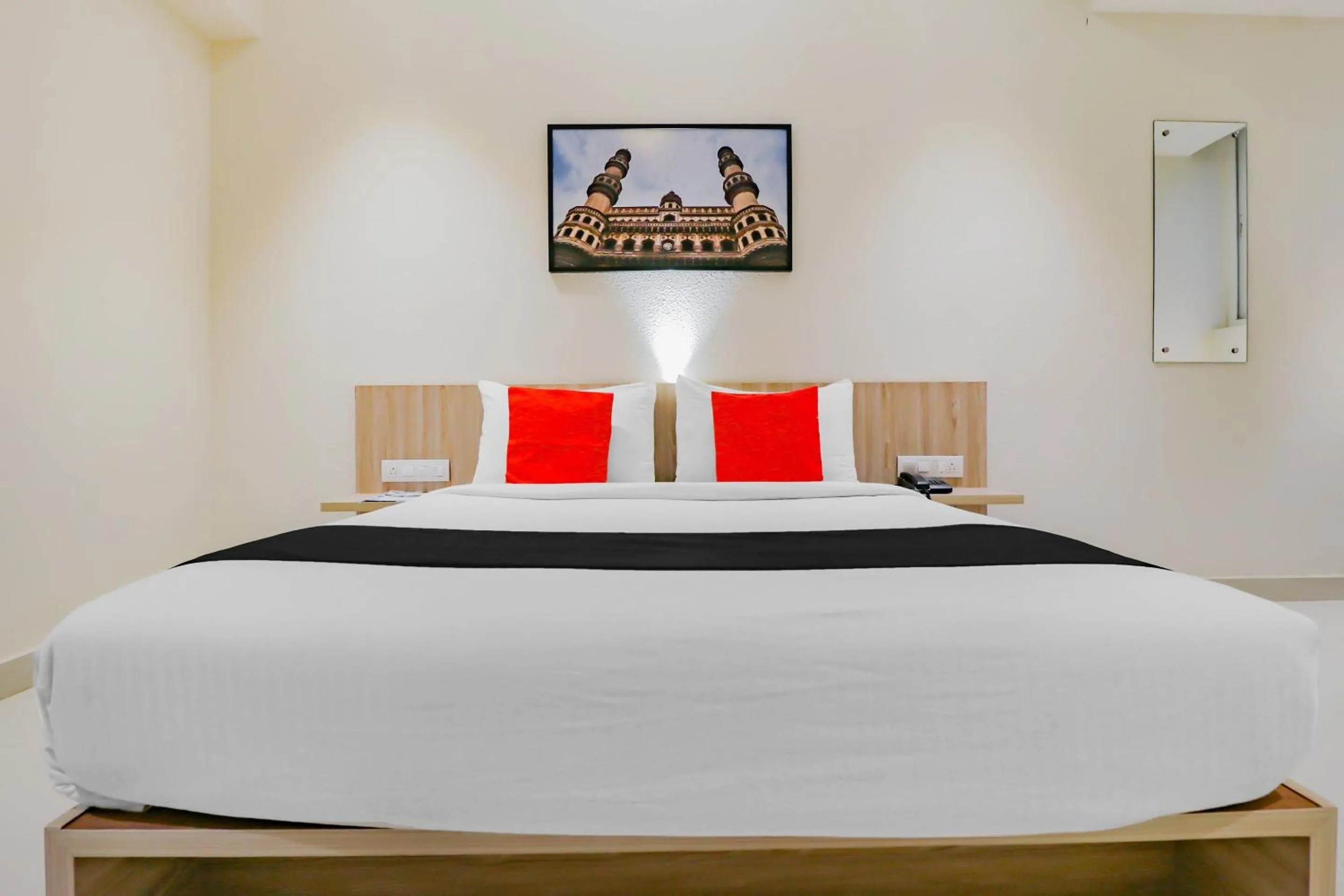 Bedroom in Capital O Royal Keys Near Brookfield Mall, AECS Layout