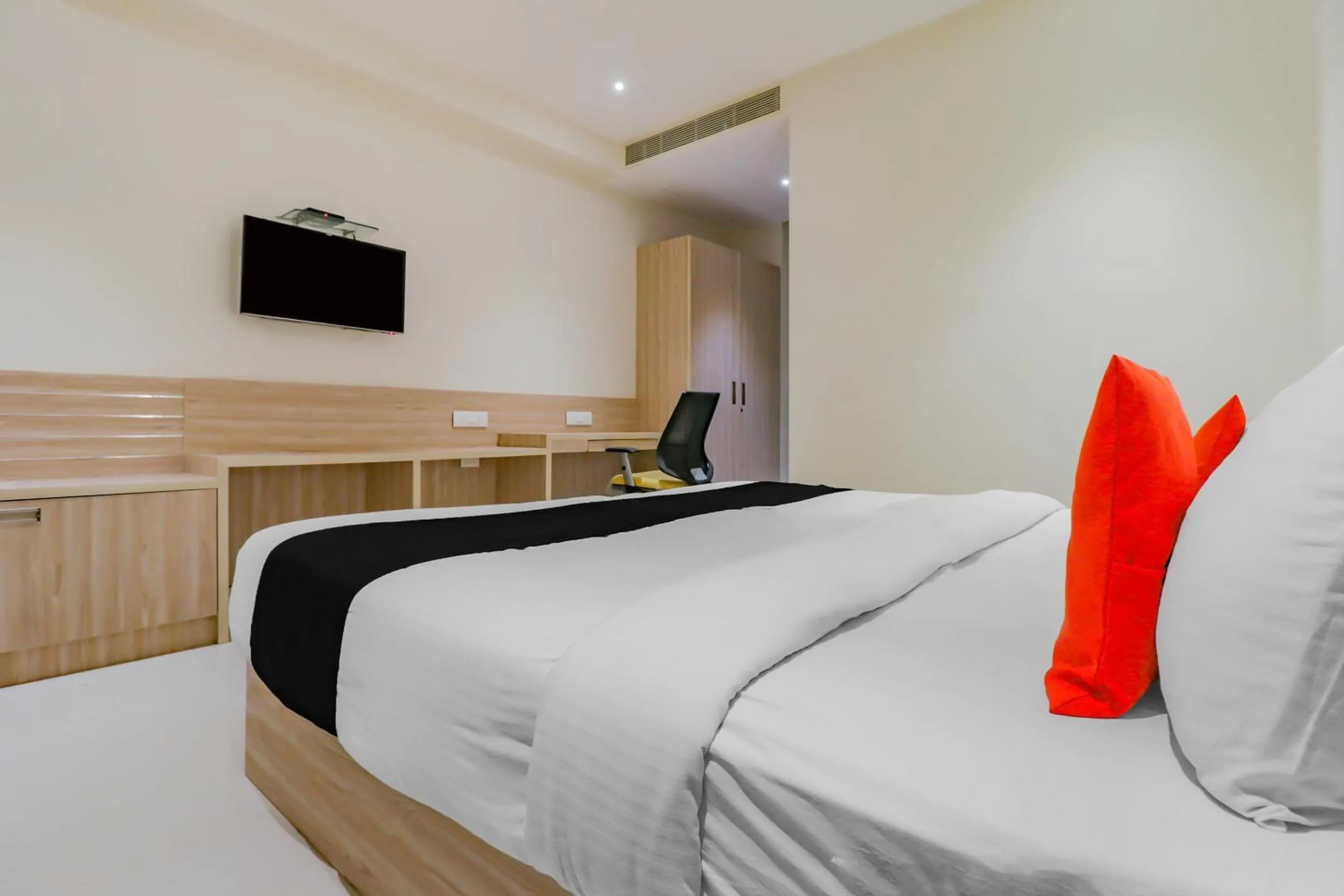 Bedroom in Capital O Royal Keys Near Brookfield Mall, AECS Layout