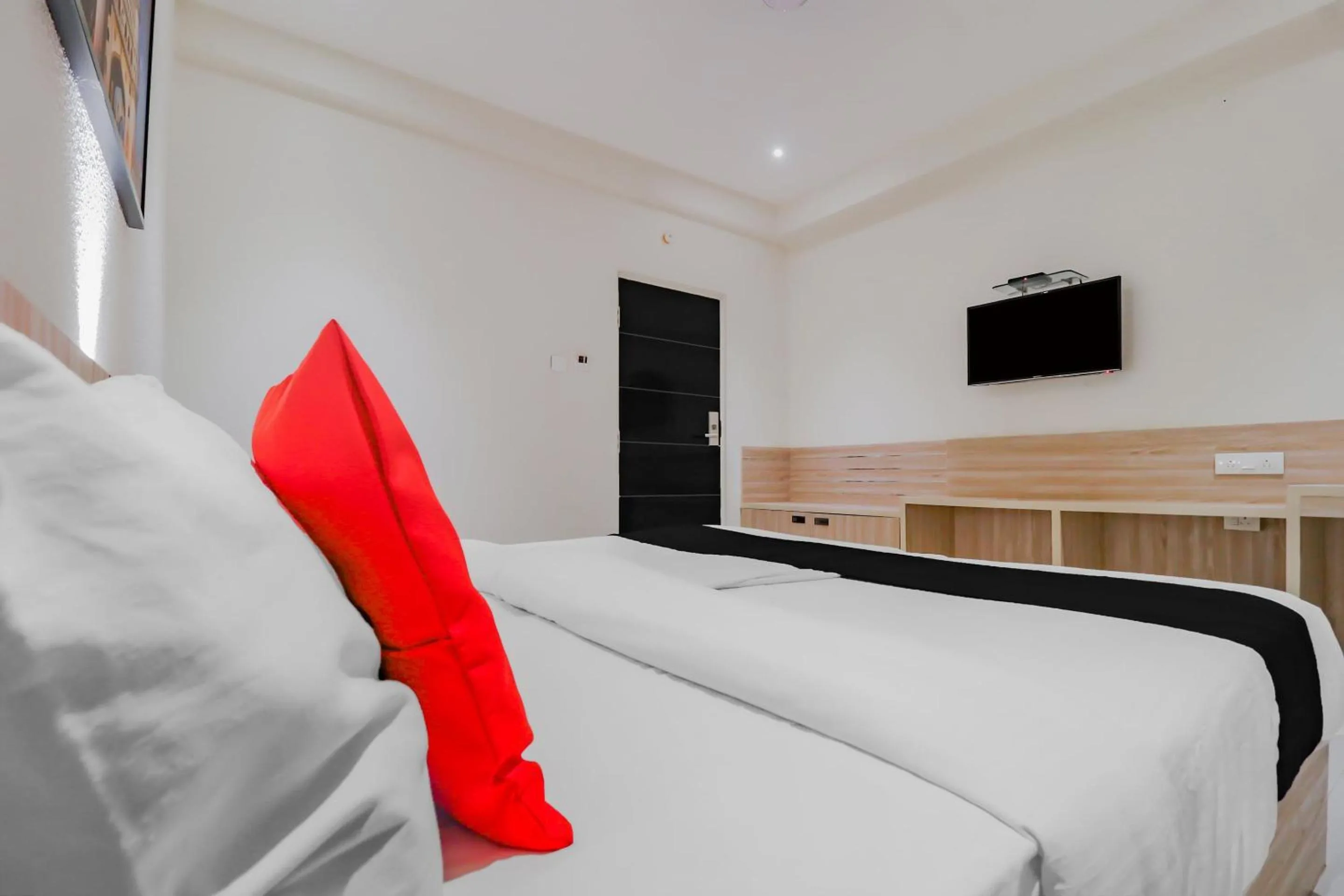 Bedroom in Capital O Royal Keys Near Brookfield Mall, AECS Layout