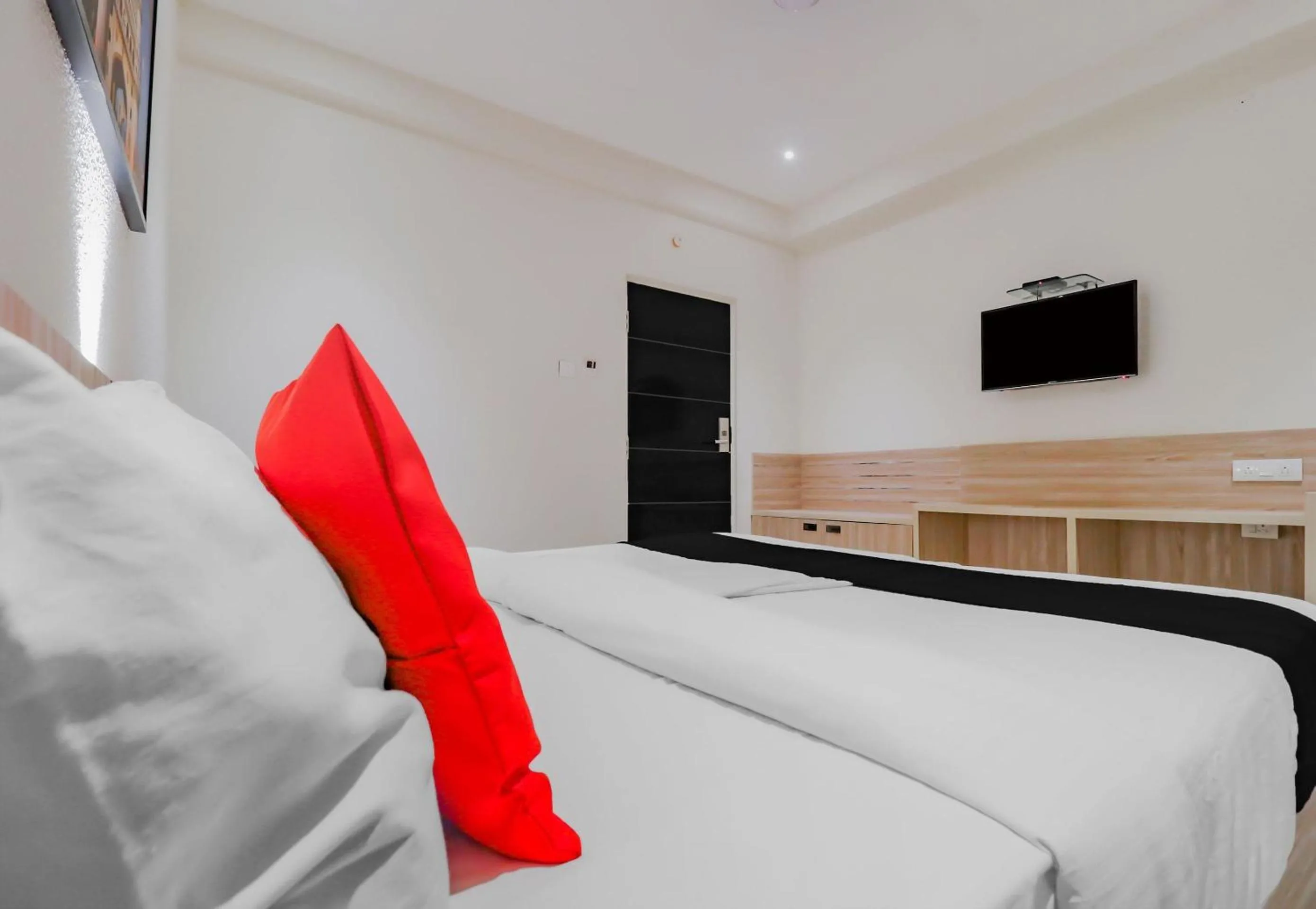 Bedroom in Capital O Royal Keys Near Brookfield Mall, AECS Layout