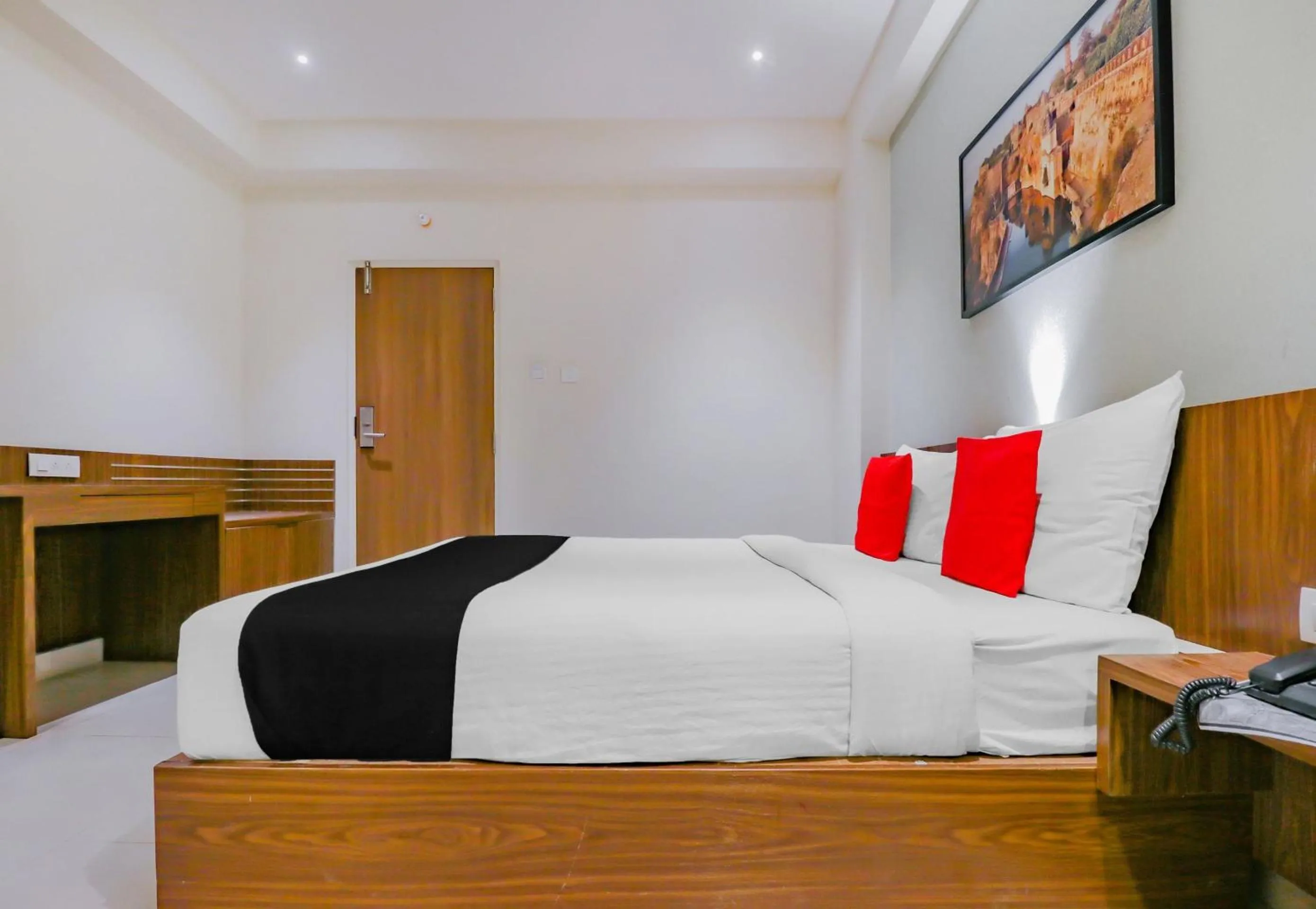 Bedroom in Capital O Royal Keys Near Brookfield Mall, AECS Layout