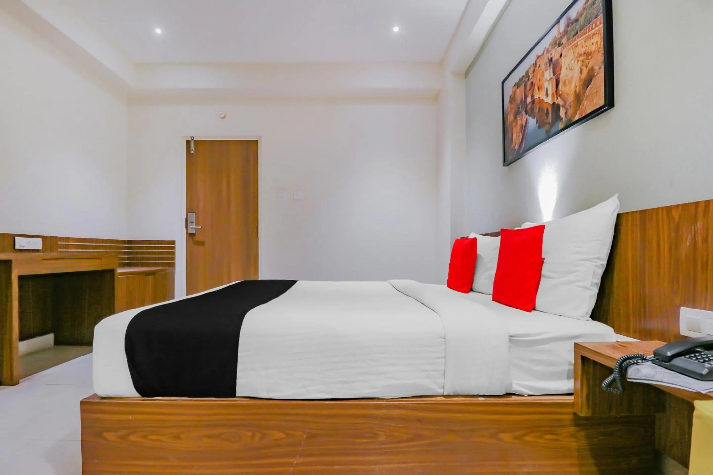 Bedroom in Capital O Royal Keys Near Brookfield Mall, AECS Layout