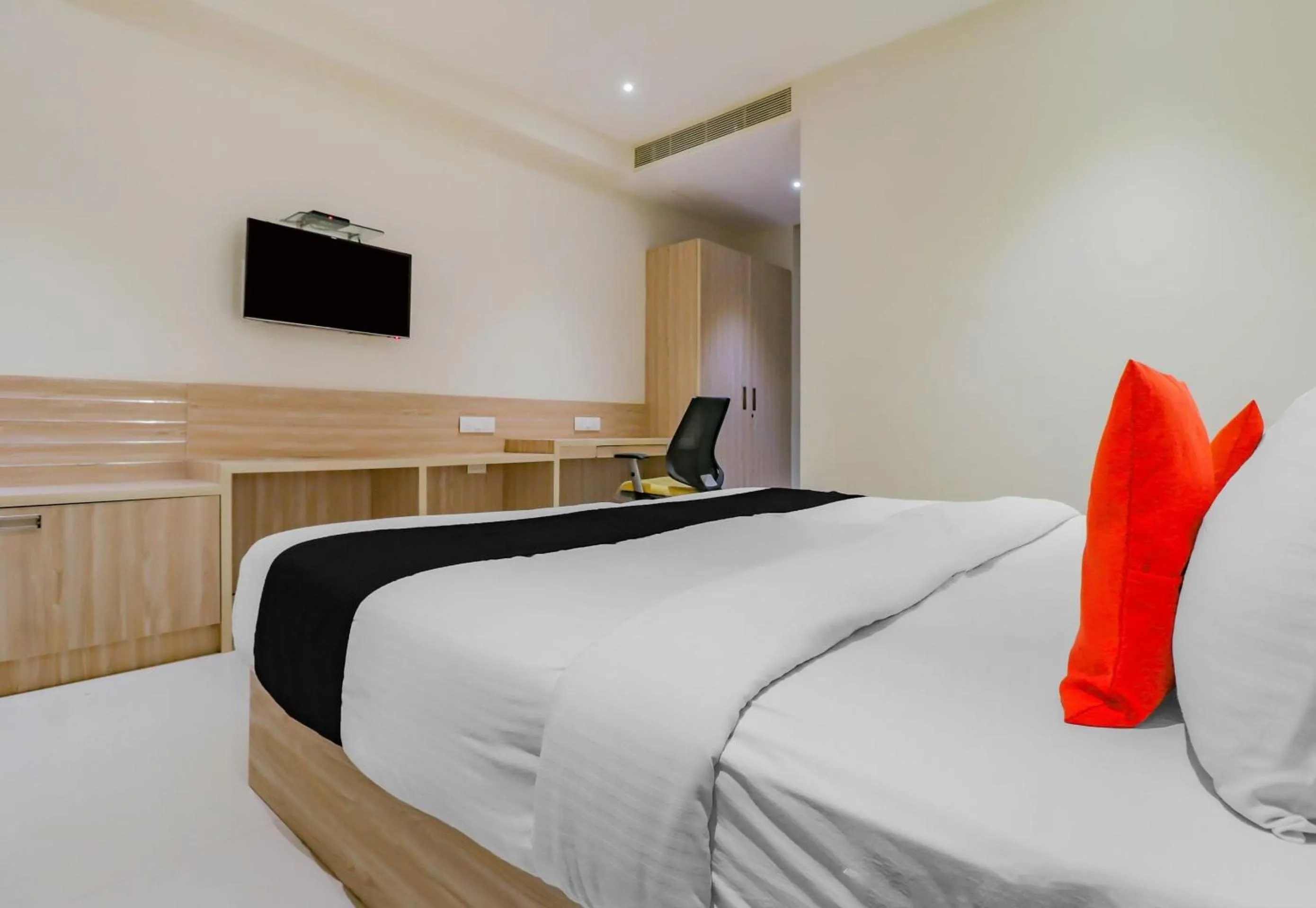 Bedroom in Capital O Royal Keys Near Brookfield Mall, AECS Layout