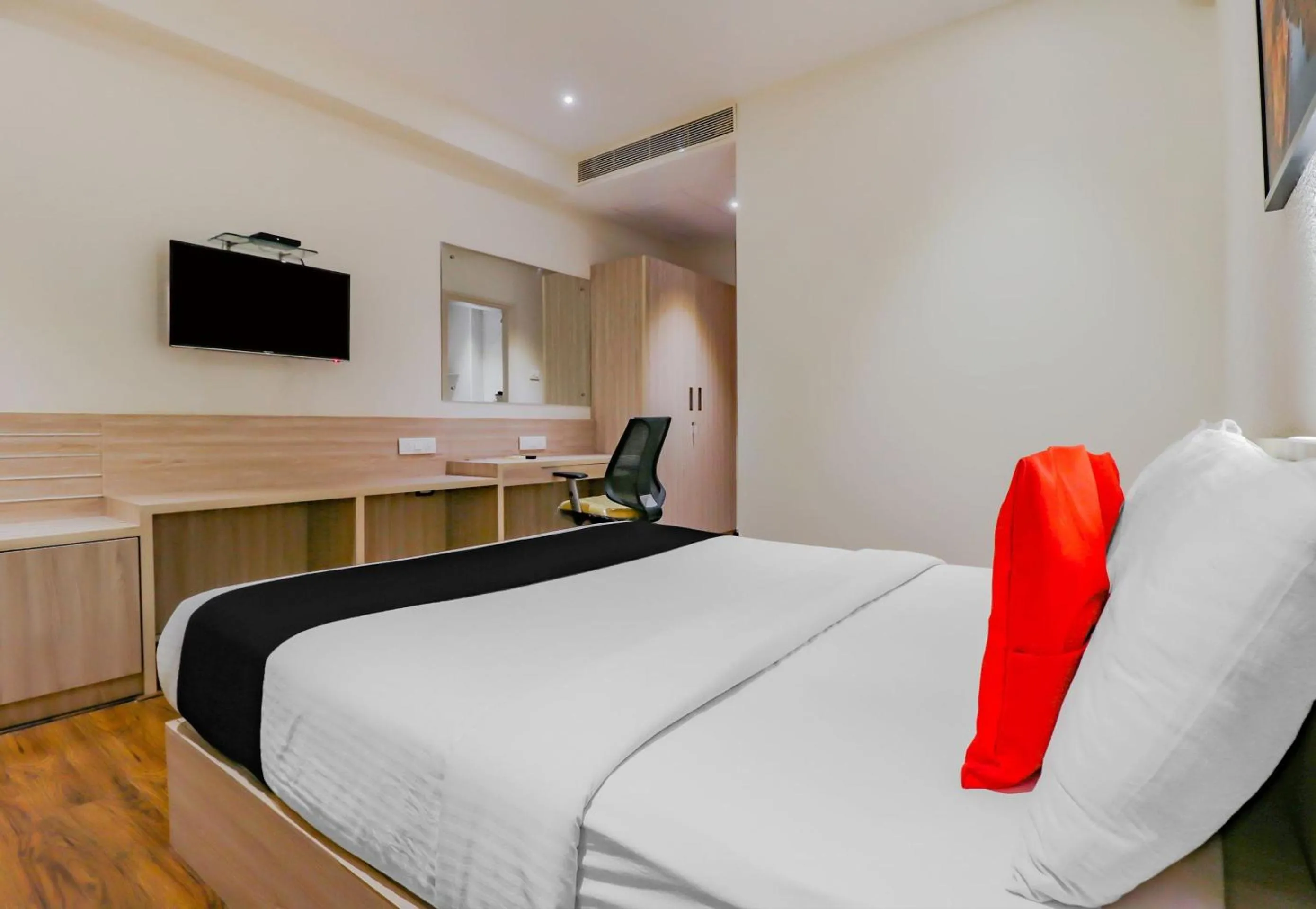 Bedroom in Capital O Royal Keys Near Brookfield Mall, AECS Layout