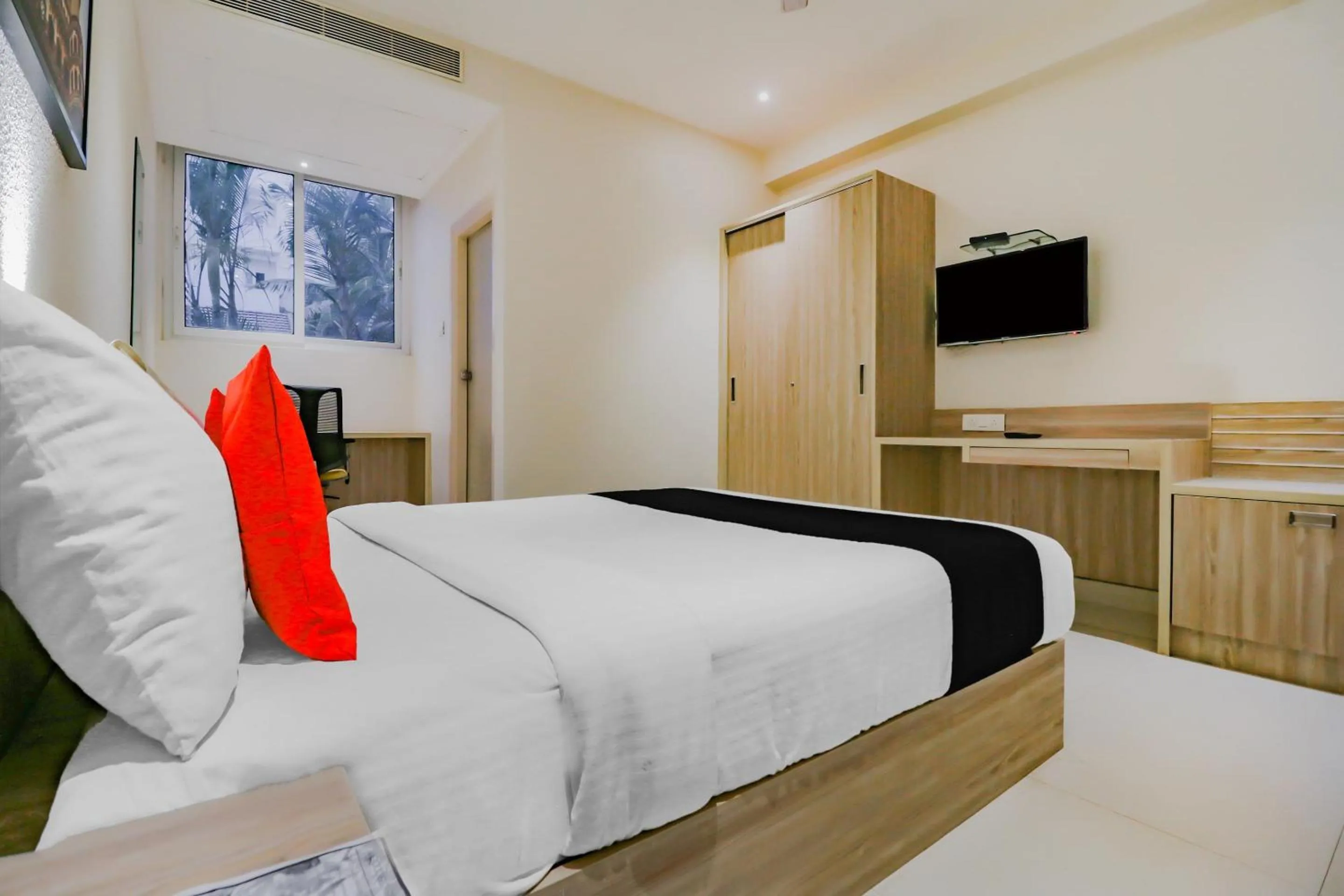 Bedroom in Capital O Royal Keys Near Brookfield Mall, AECS Layout