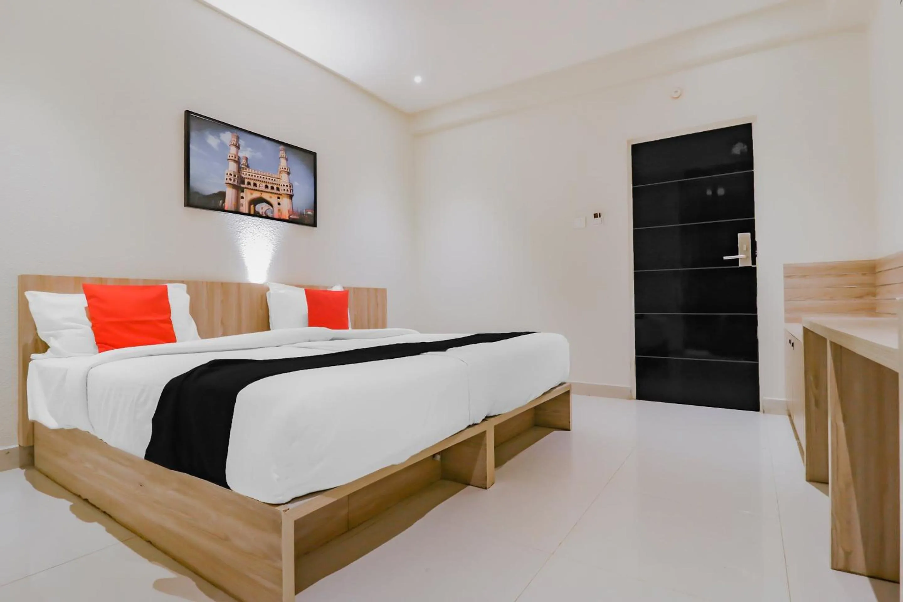 Bedroom in Capital O Royal Keys Near Brookfield Mall, AECS Layout