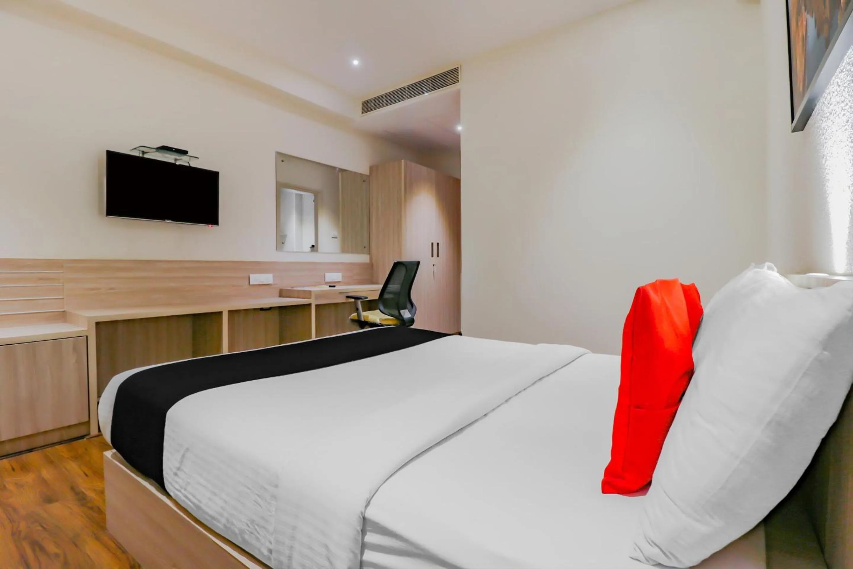 Bedroom in Capital O Royal Keys Near Brookfield Mall, AECS Layout